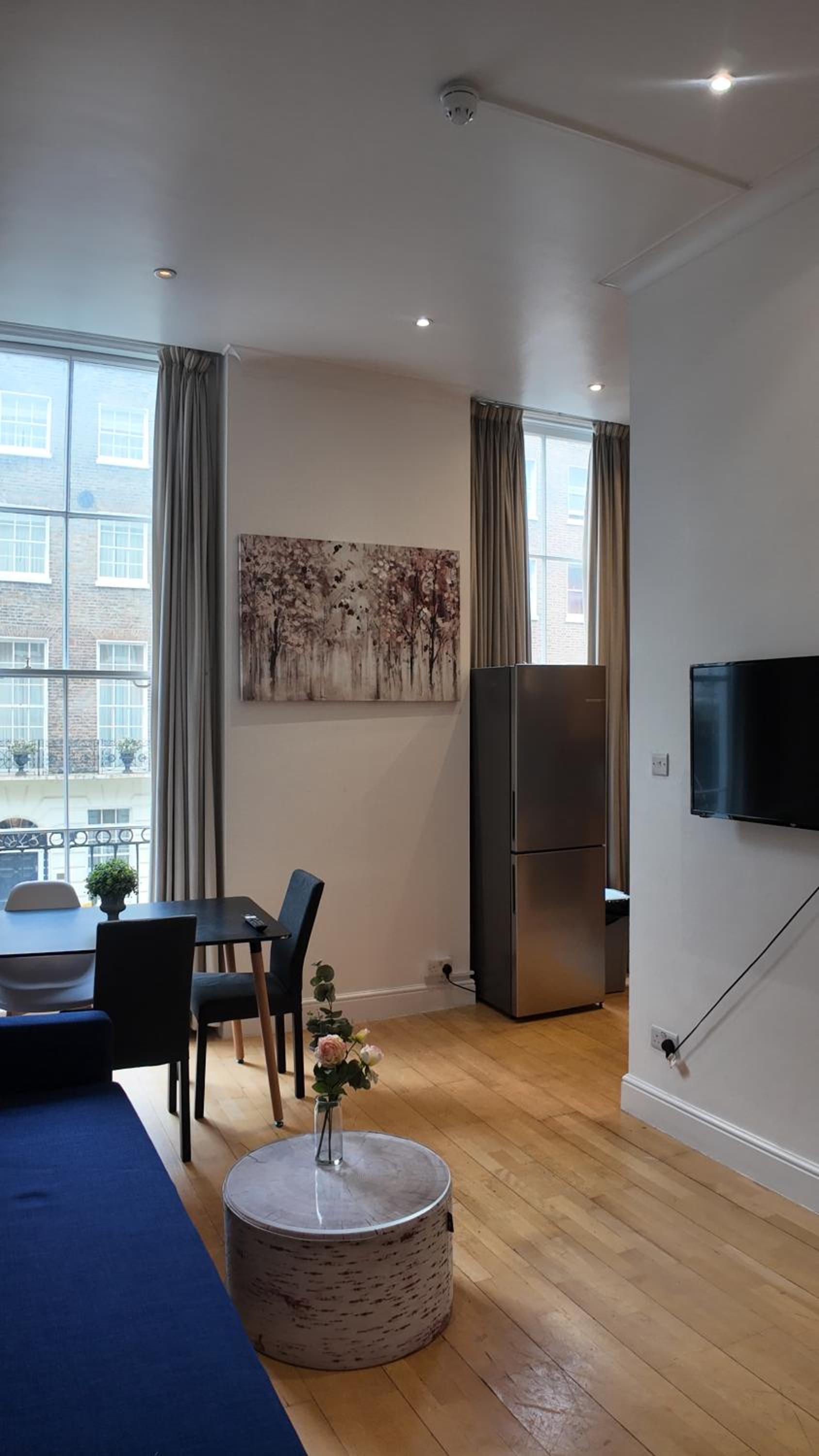 Cozy Apartment Sleep 5 in Berkely BK3