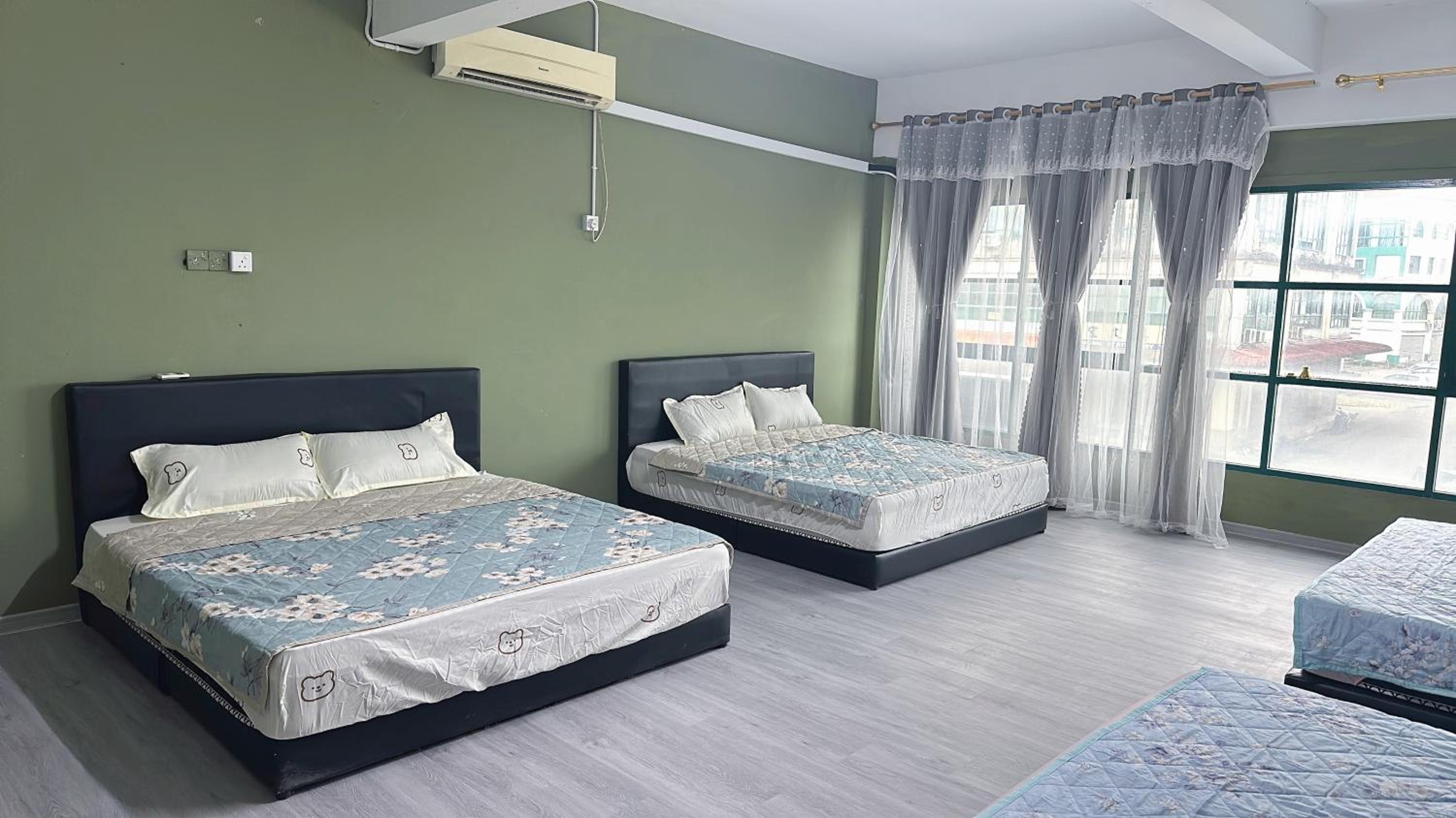 Check In Studio Homestay 12pax 1 Big Room with 4 kingsize 2 single matress Spacious space Super Budget