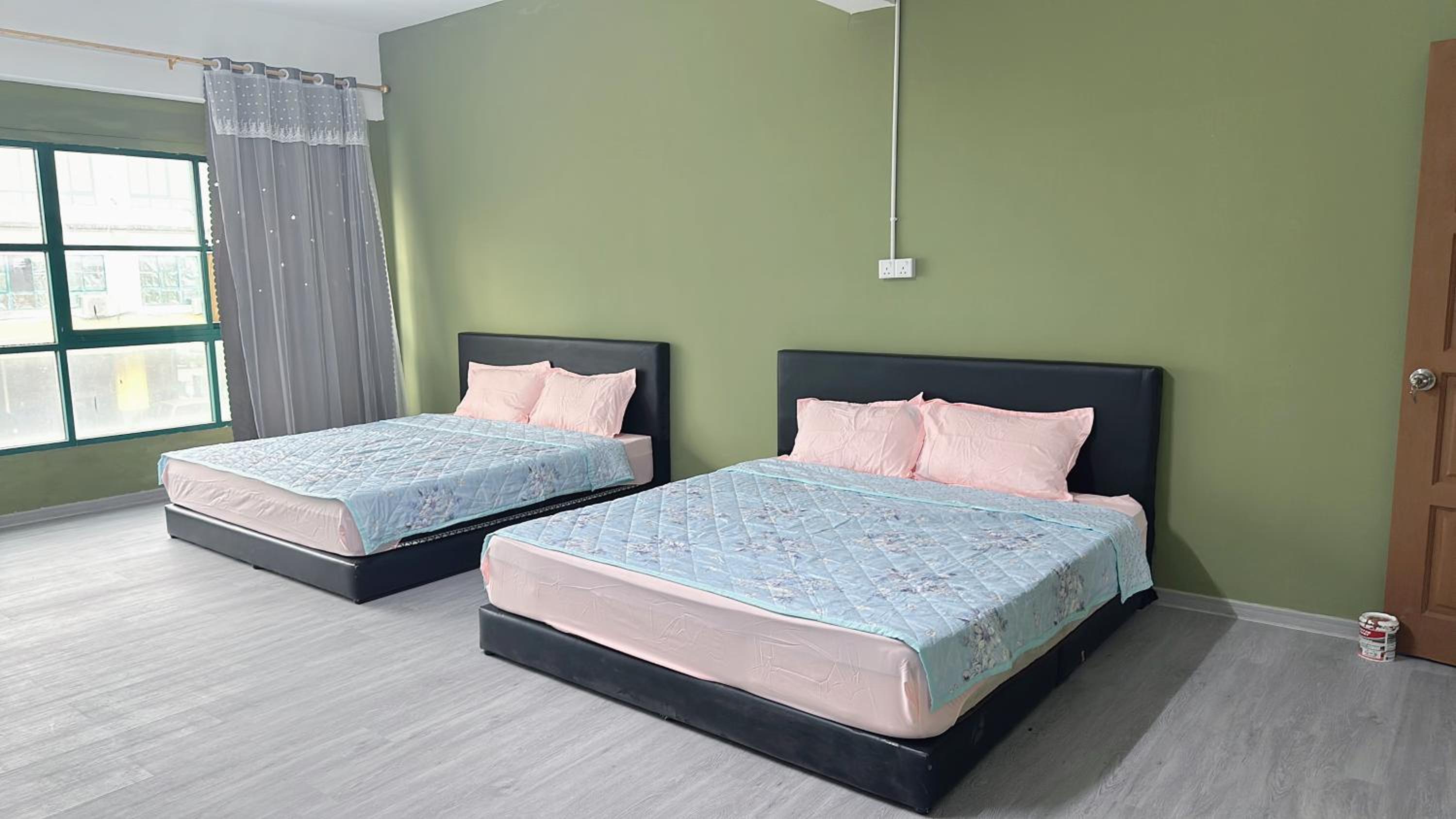 Check In Studio Homestay 12pax 1 Big Room with 4 kingsize 2 single matress Spacious space Super Budget