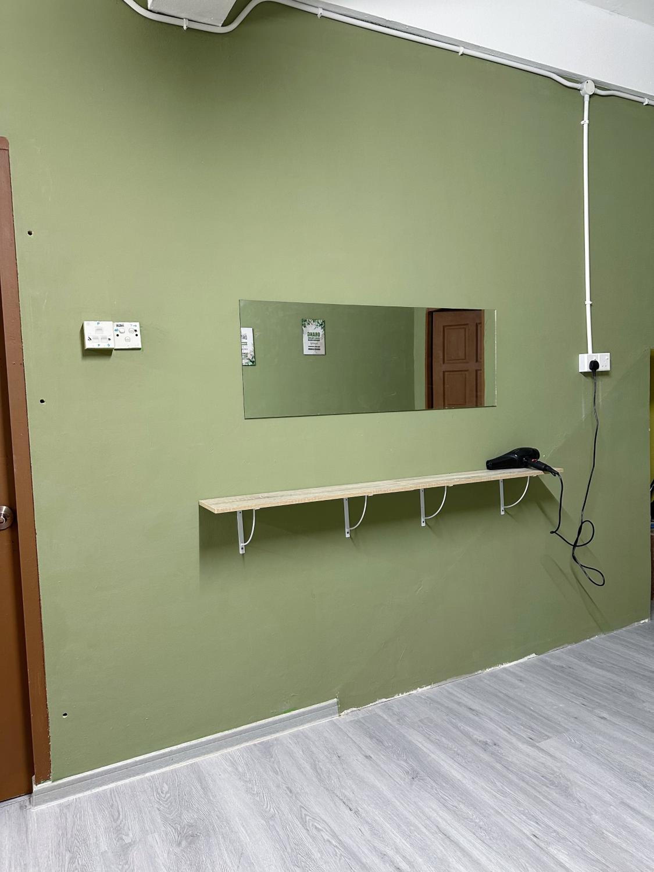 Check In Studio Homestay 12pax 1 Big Room with 4 kingsize 2 single matress Spacious space Super Budget