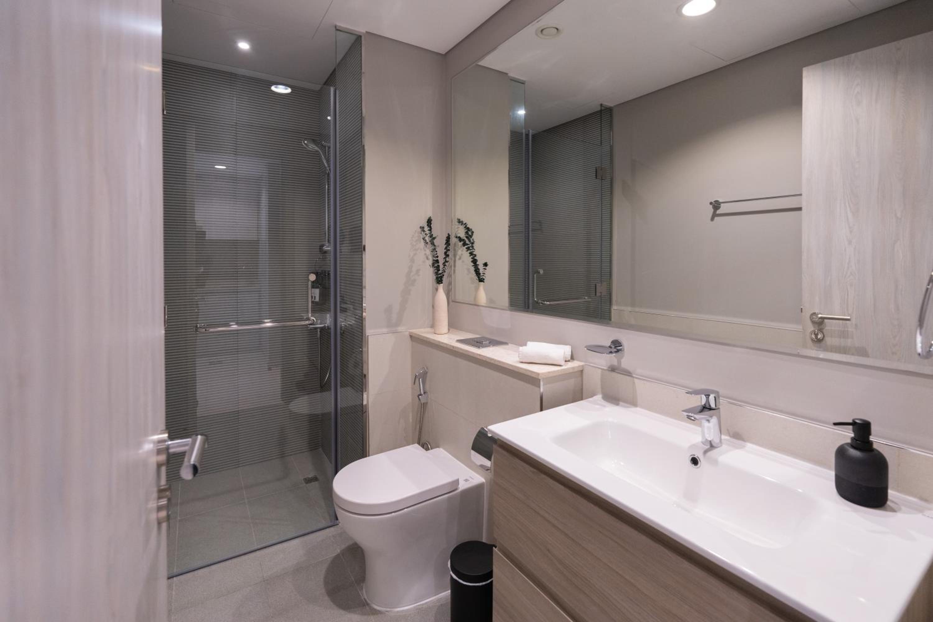 KeyRock Living - Zada 1BR with Pool & Gym Access
