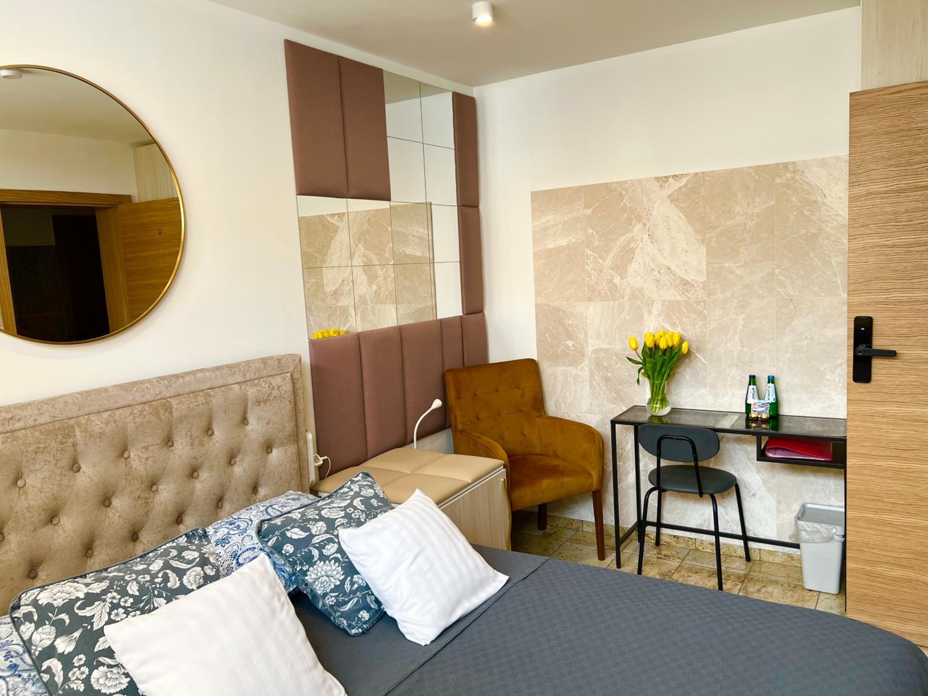 North Nest Studios Free Breakfast Private & Street Parking, photo 6