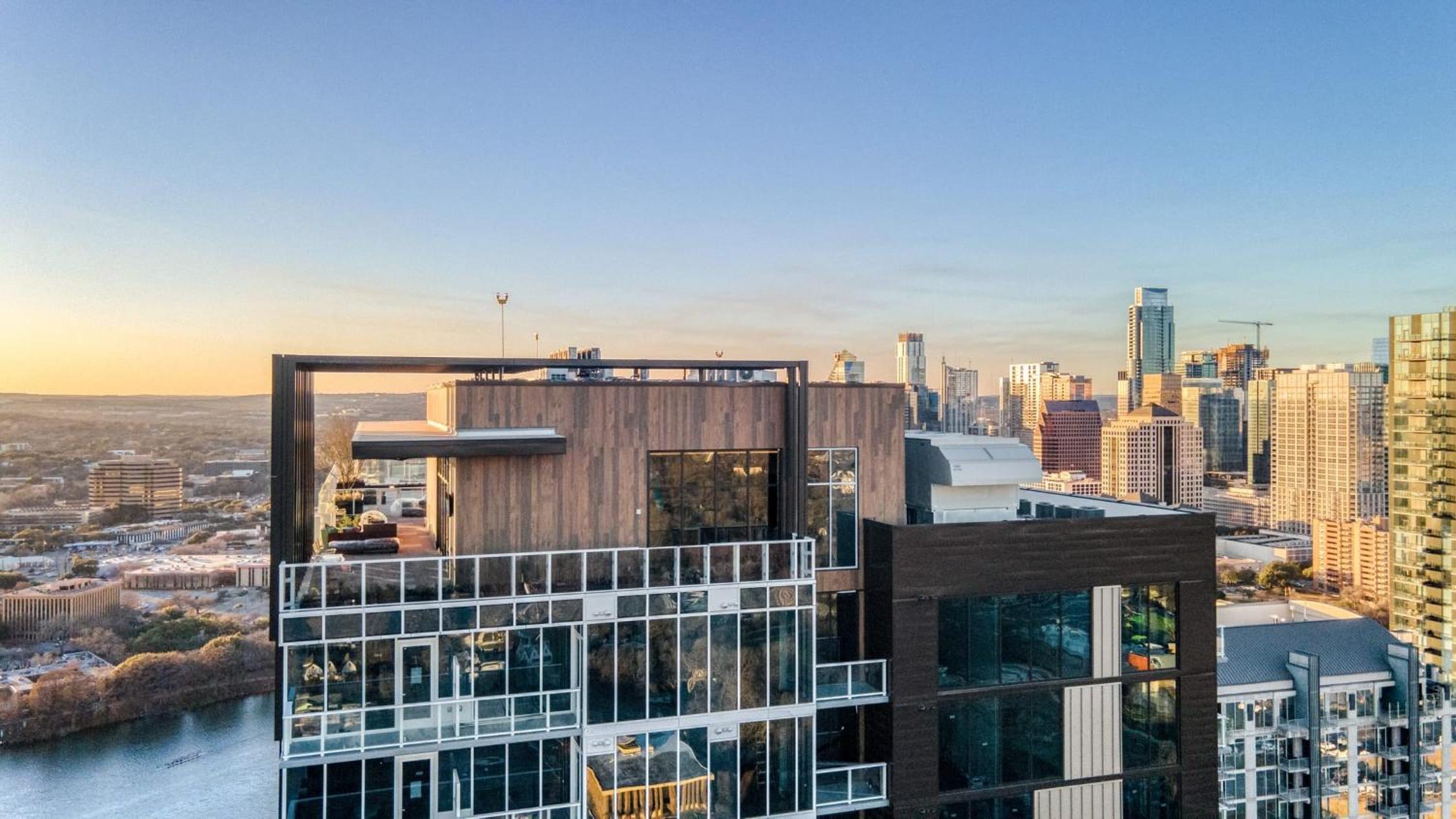 Luxe High Rise near DT Austin w Views Rooftop Pool Gym Luxe Amenities