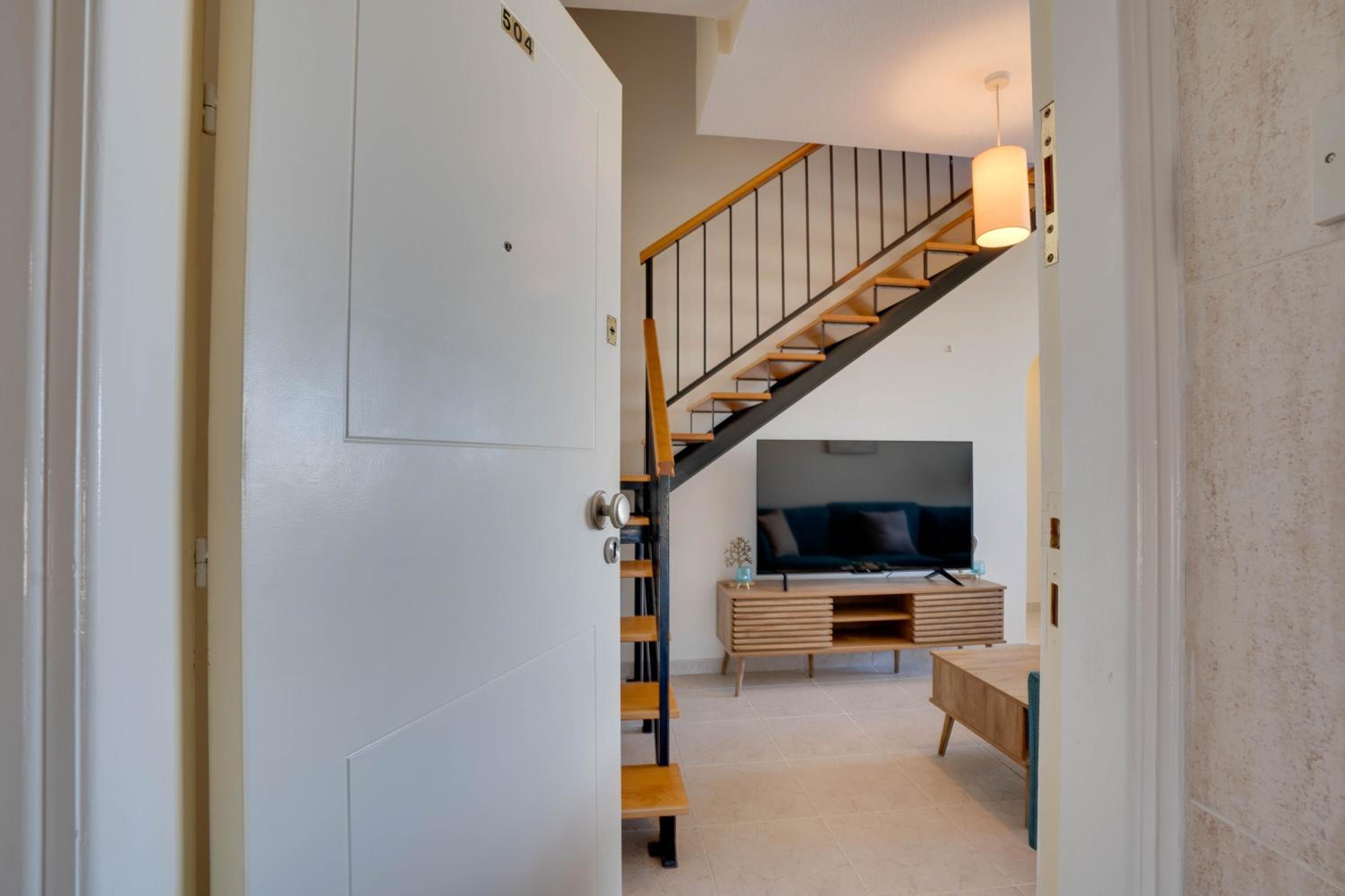 Charming 3-Bed Duplex with Stunning Sea View
