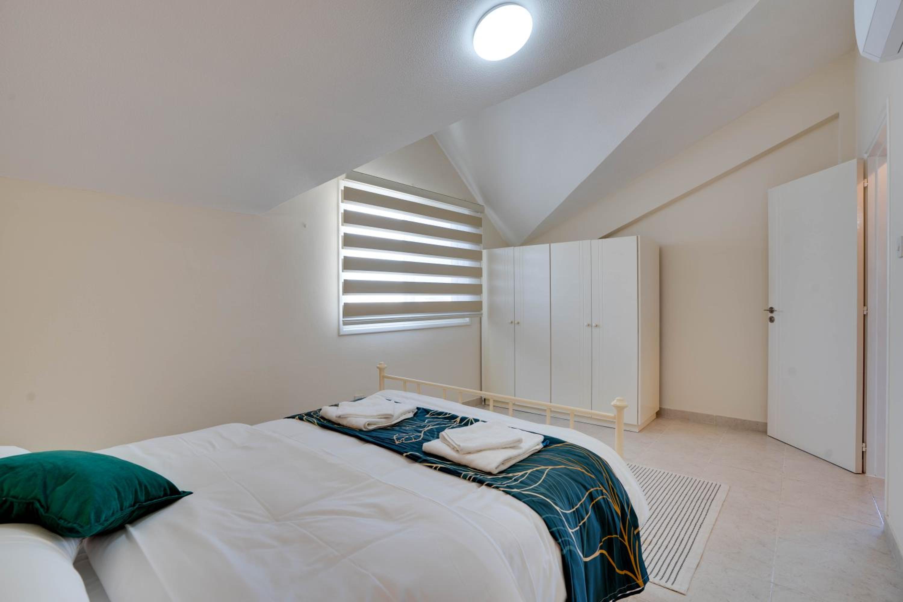 Charming 3-Bed Duplex with Stunning Sea View