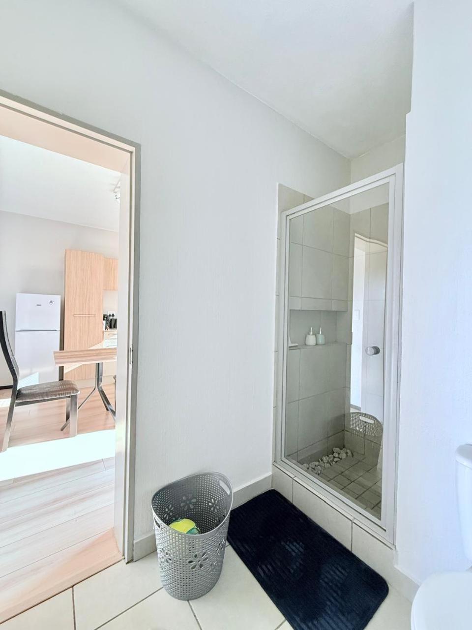 Broadacres apartment-work or play -swimming pool