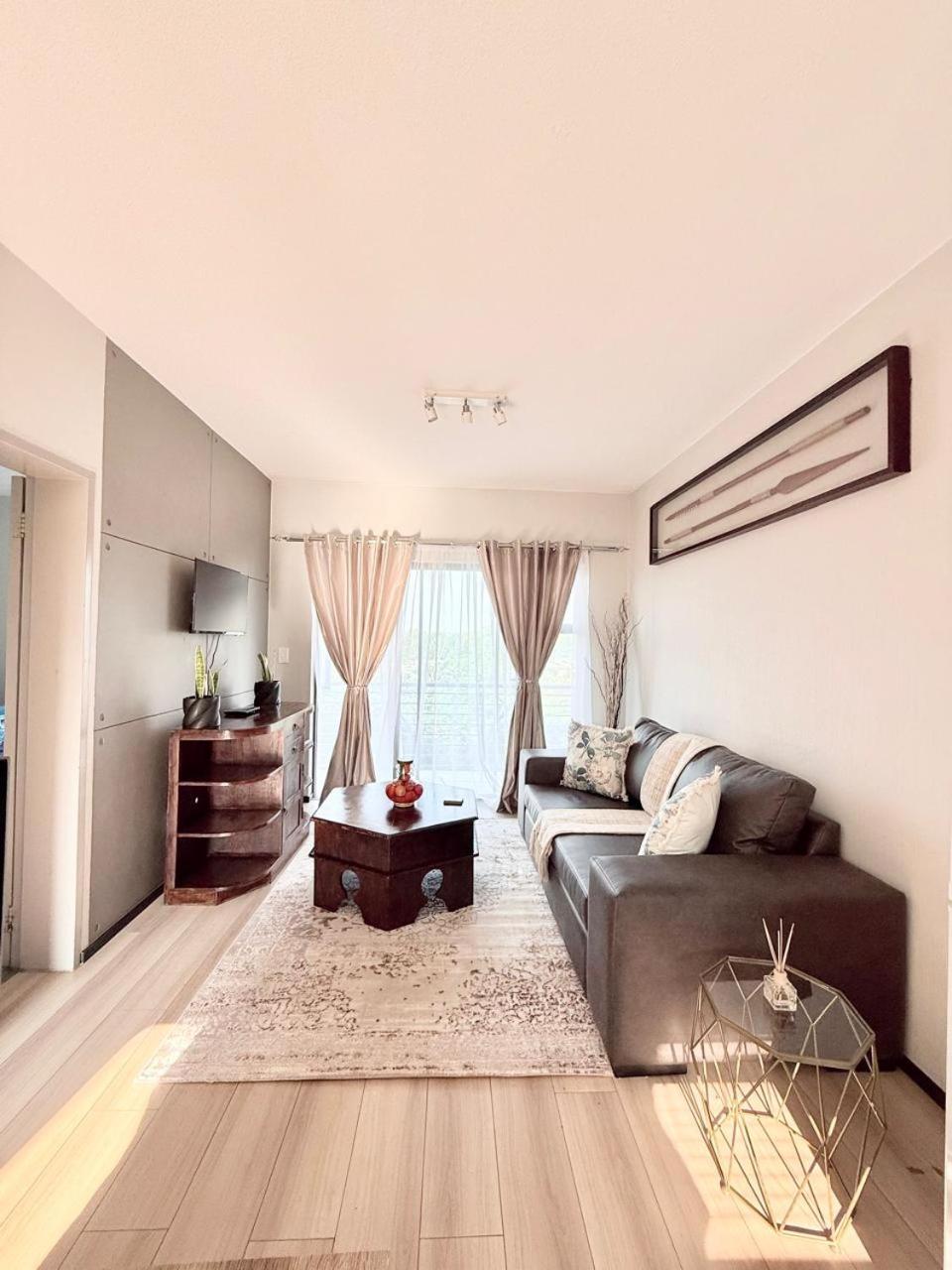 Broadacres apartment-work or play -swimming pool