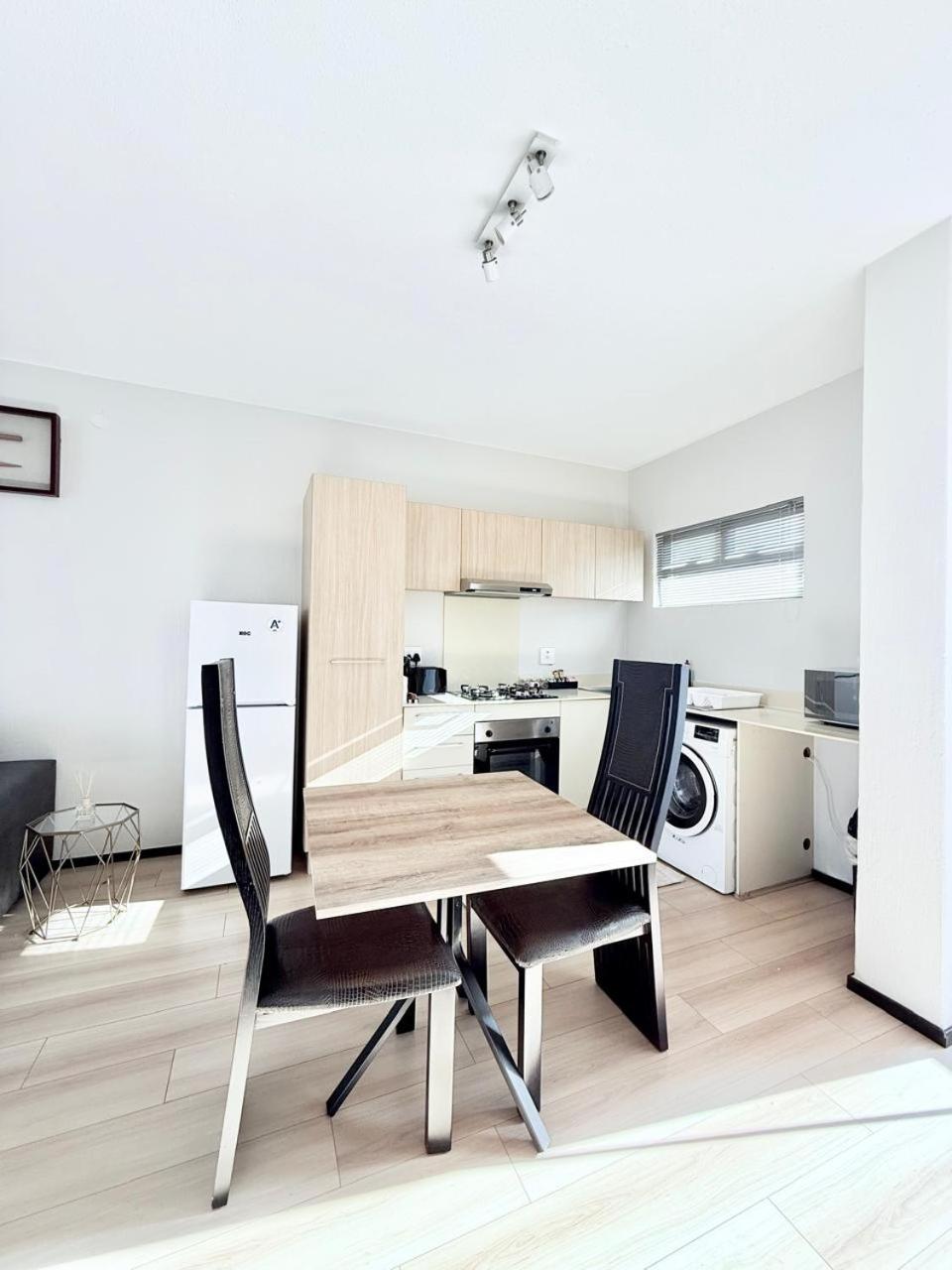 Broadacres apartment-work or play -swimming pool