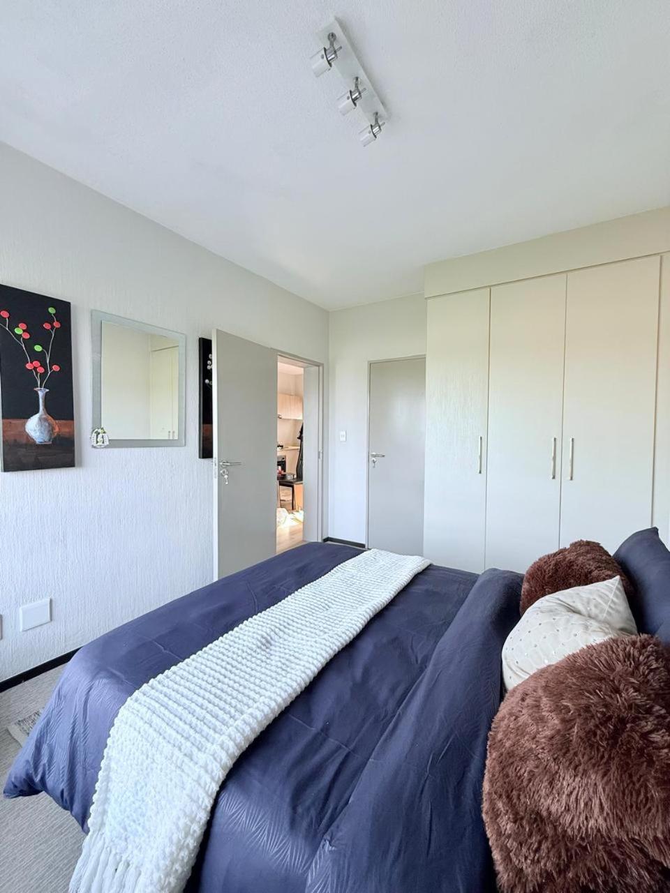 Broadacres apartment-work or play -swimming pool