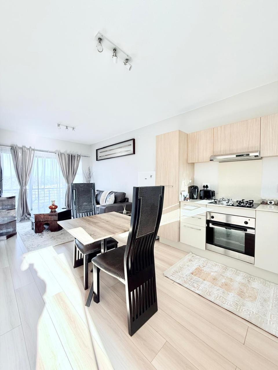 Broadacres apartment-work or play -swimming pool