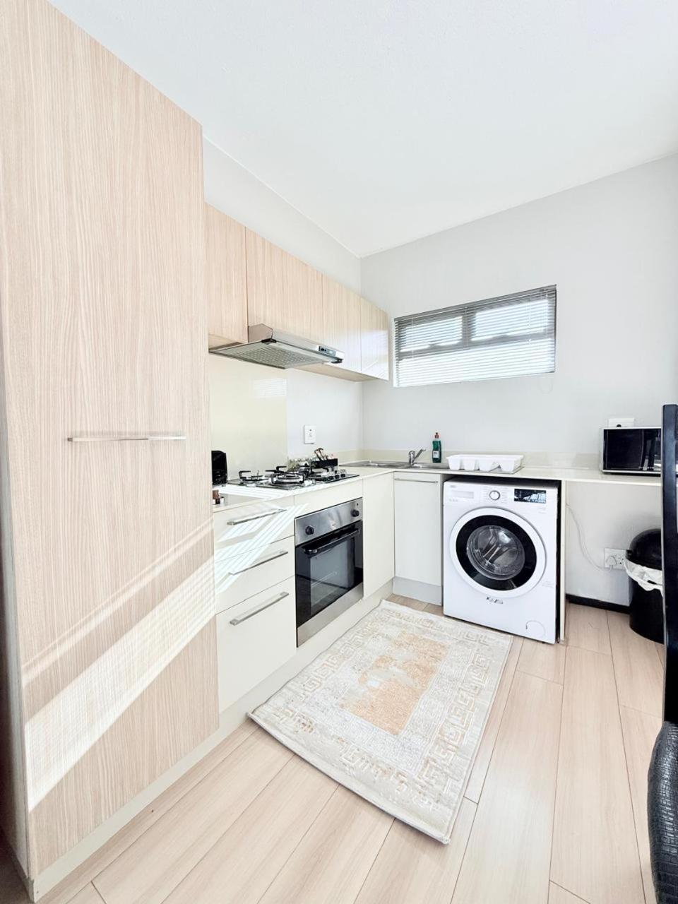Broadacres apartment-work or play -swimming pool