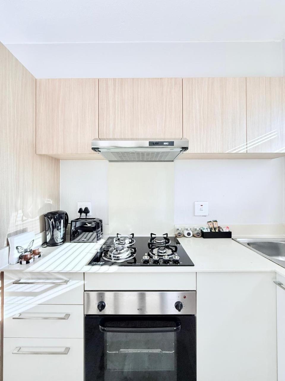 Broadacres apartment-work or play -swimming pool