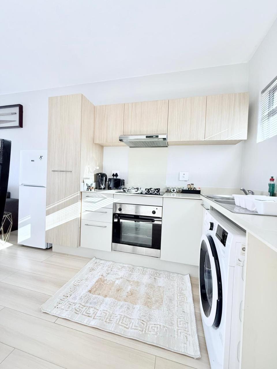 Broadacres apartment-work or play -swimming pool