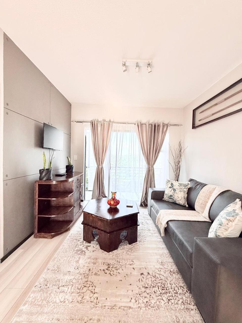 Broadacres apartment-work or play -swimming pool