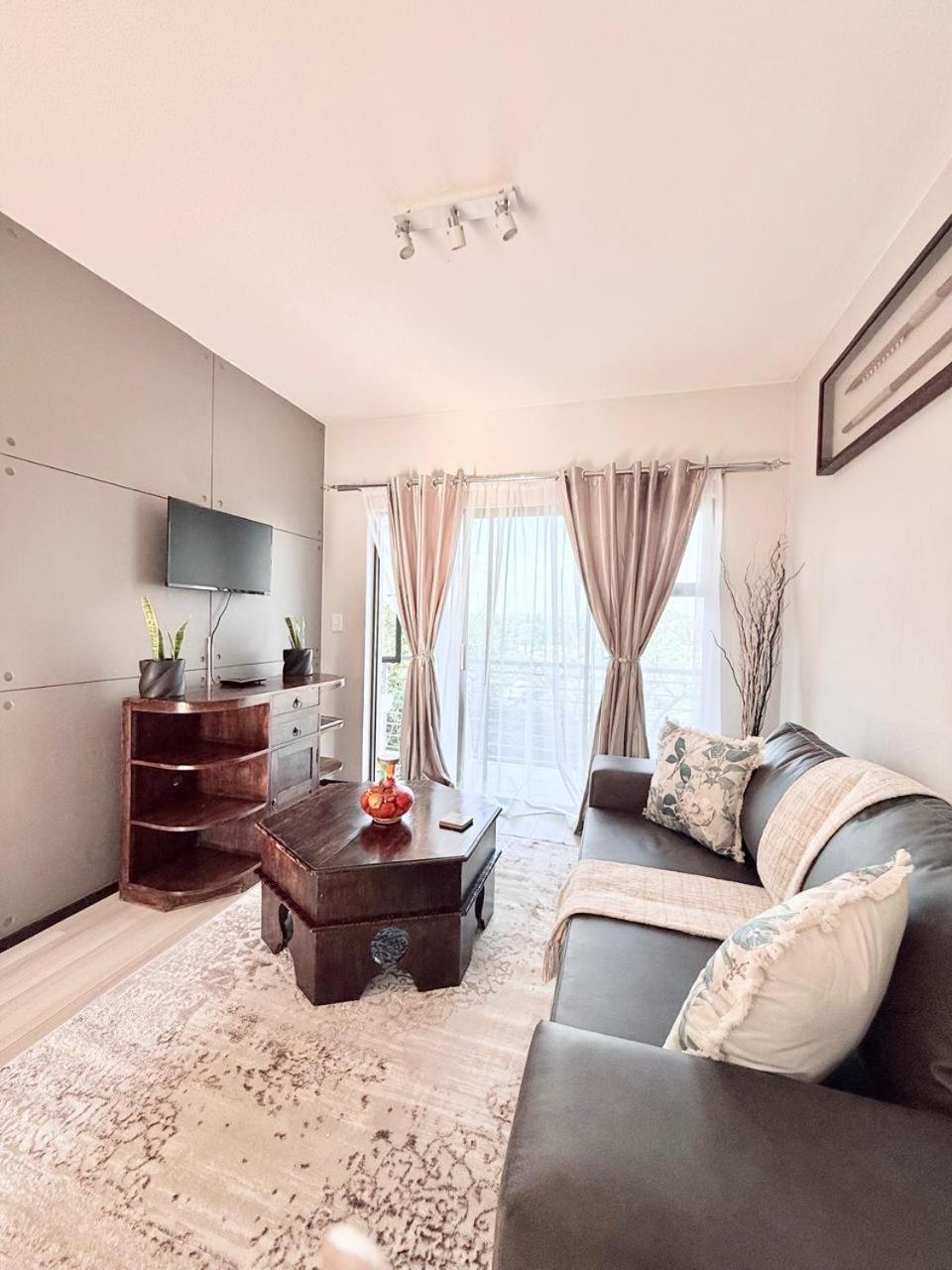 Broadacres apartment-work or play -swimming pool