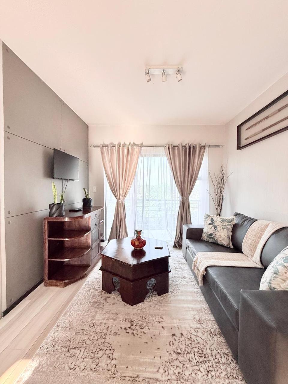 Broadacres apartment-work or play -swimming pool