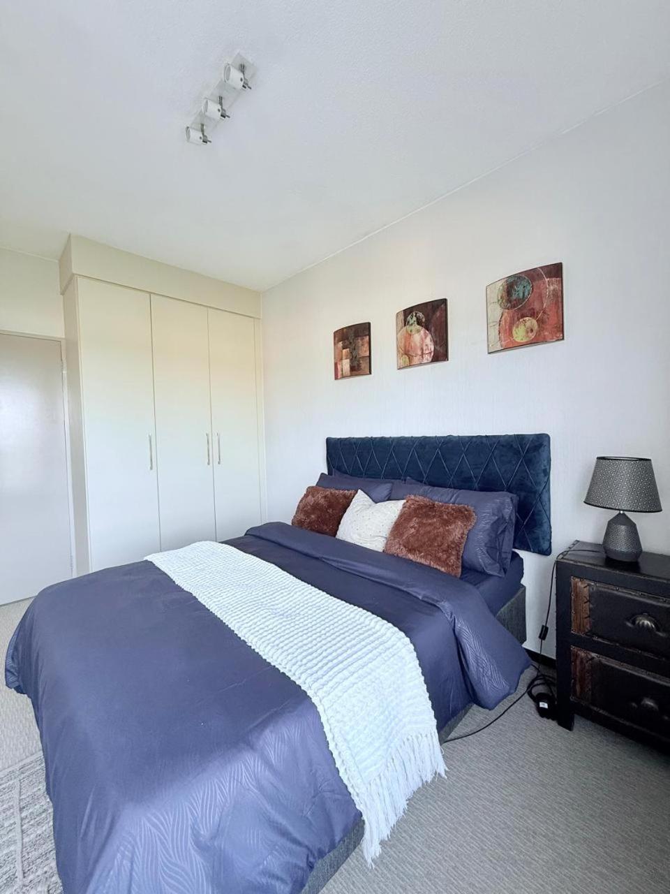 Broadacres apartment-work or play -swimming pool