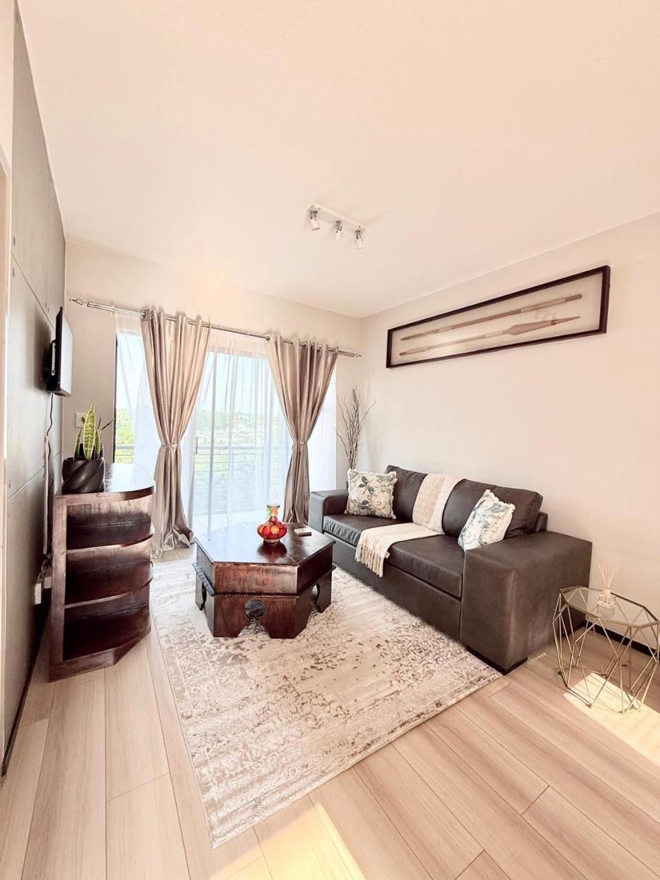Broadacres apartment-work or play -swimming pool