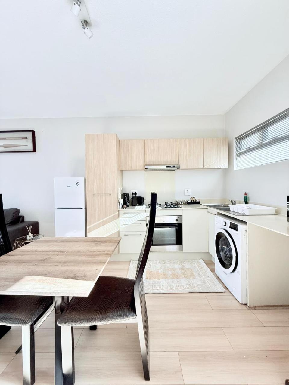 Broadacres apartment-work or play -swimming pool