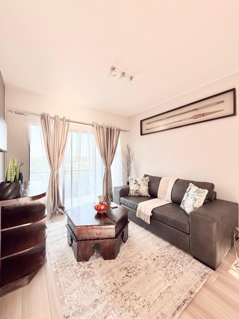 Broadacres apartment-work or play -swimming pool