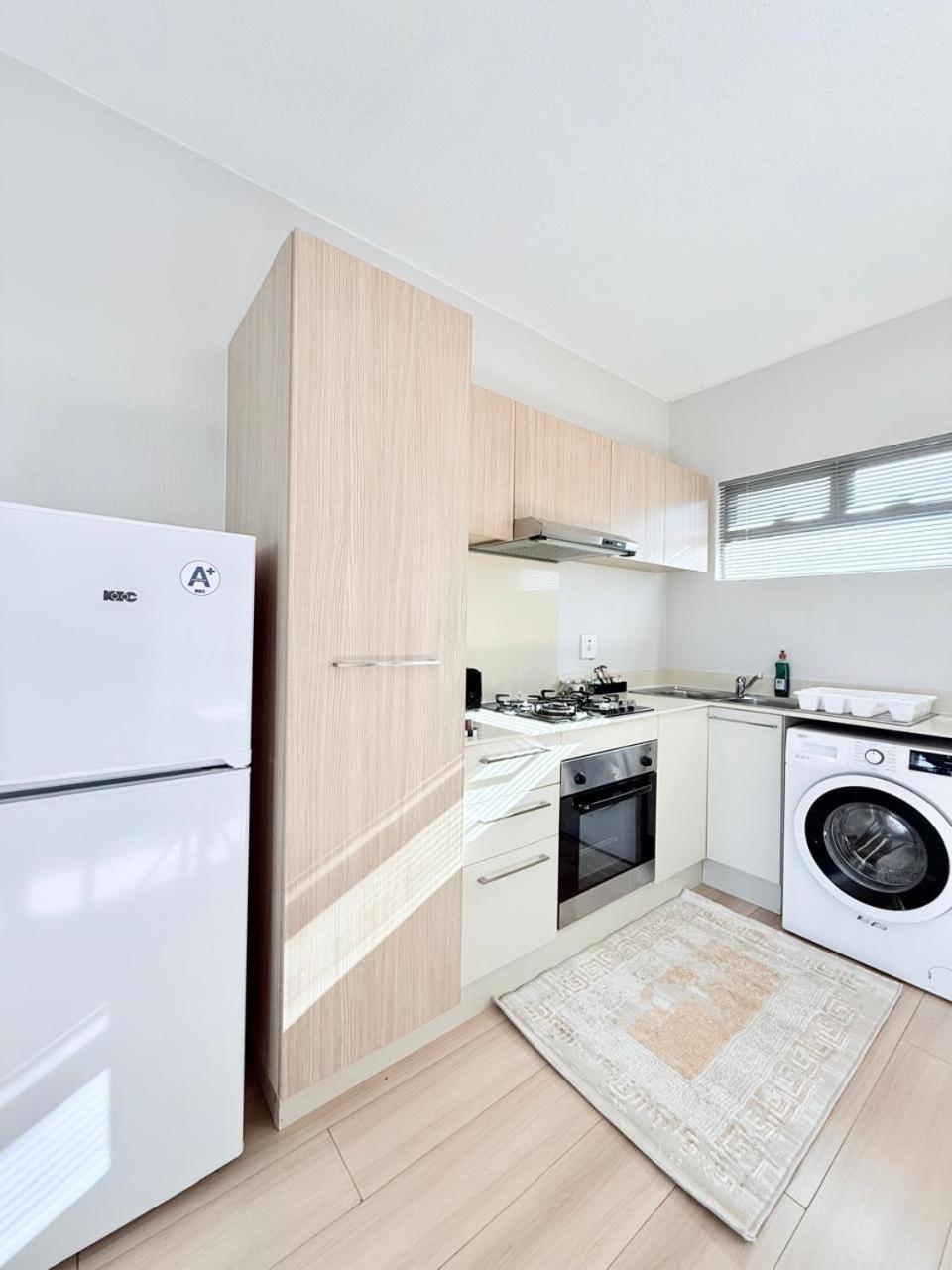 Broadacres apartment-work or play -swimming pool