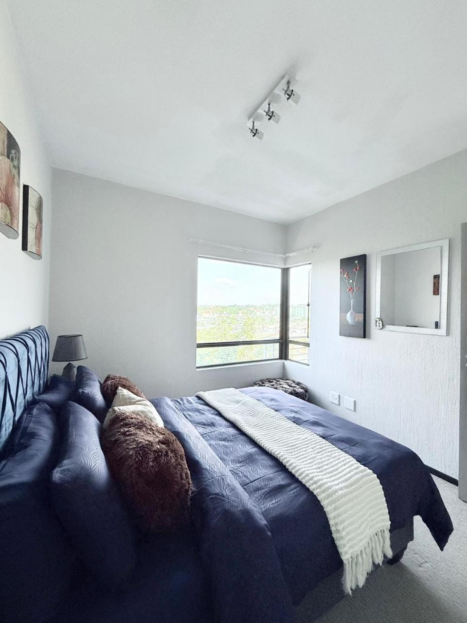 Broadacres apartment-work or play -swimming pool