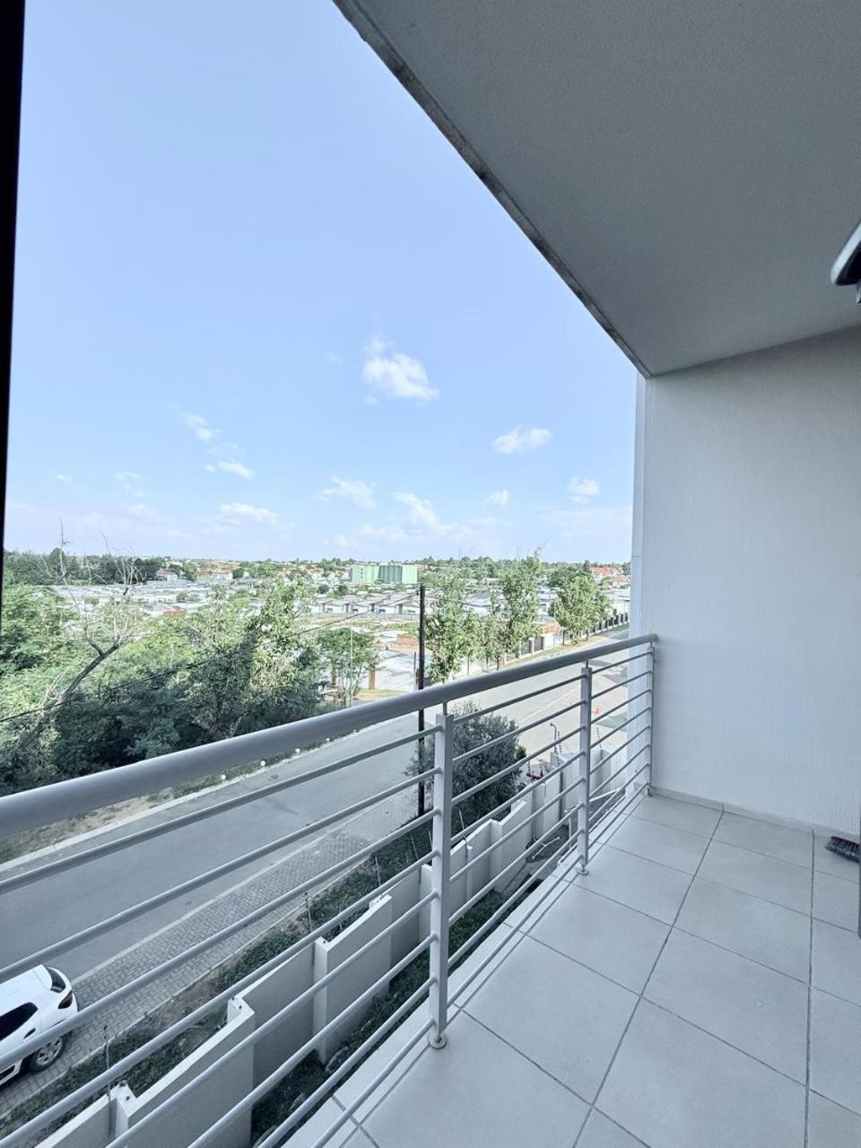 Broadacres apartment-work or play -swimming pool