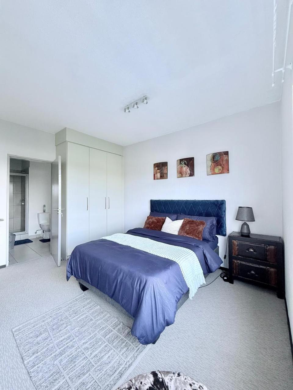 Broadacres apartment-work or play -swimming pool