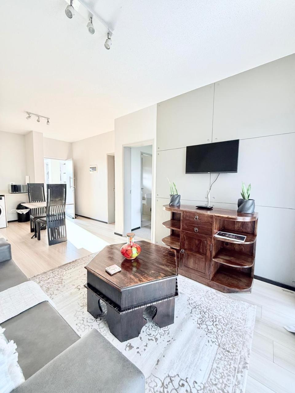Broadacres apartment-work or play -swimming pool