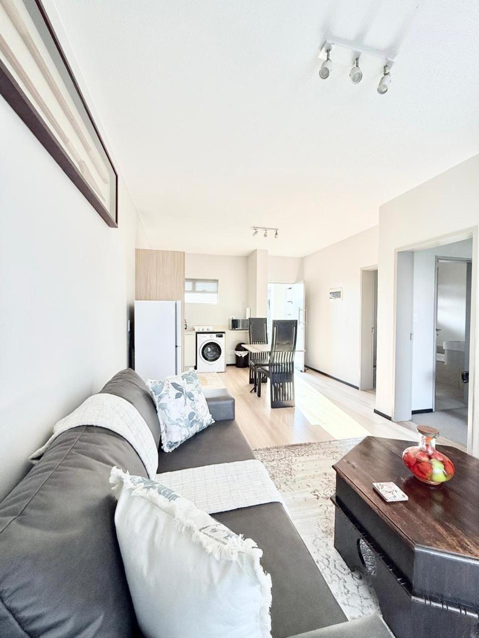 Broadacres apartment-work or play -swimming pool