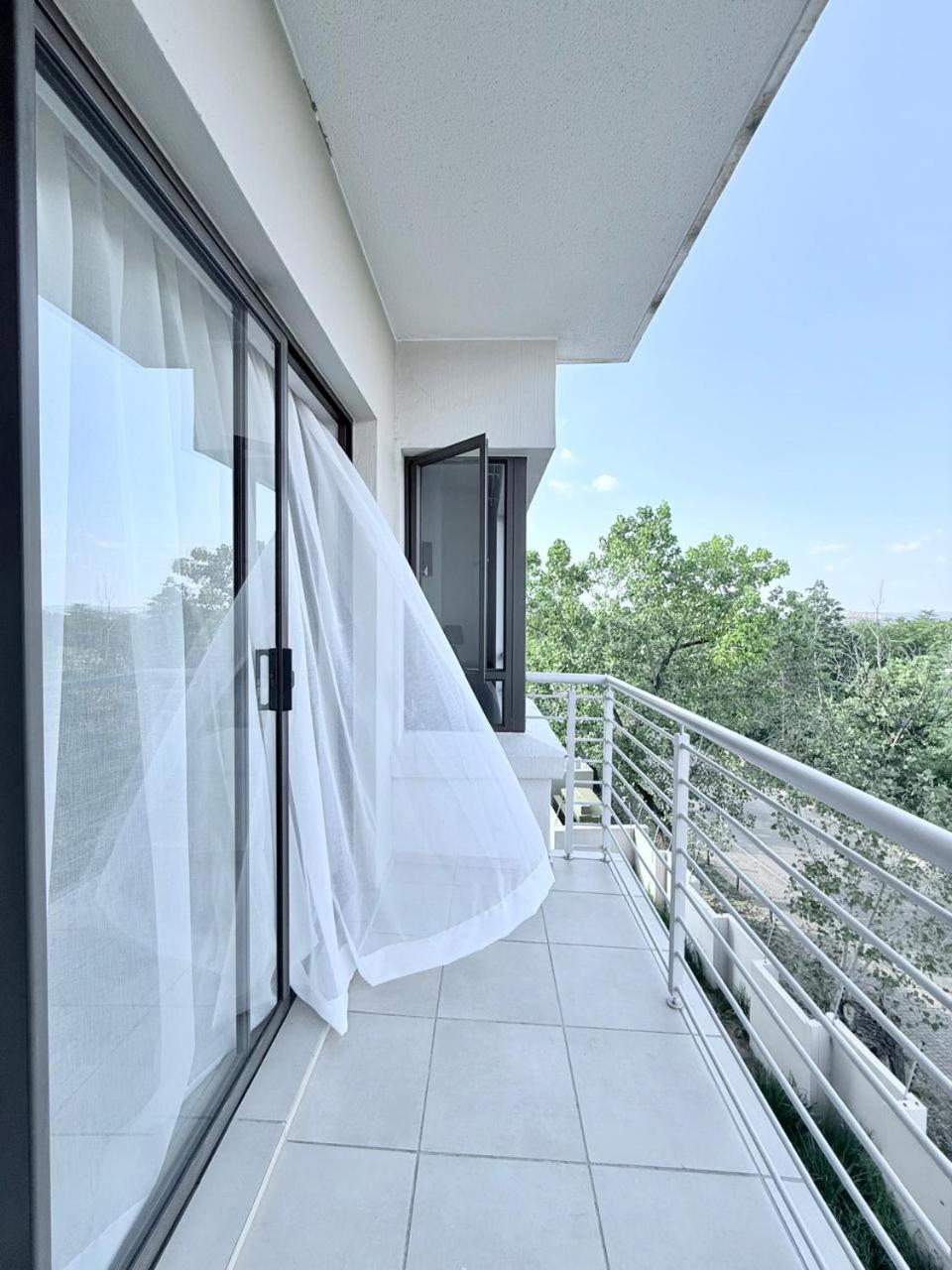Broadacres apartment-work or play -swimming pool