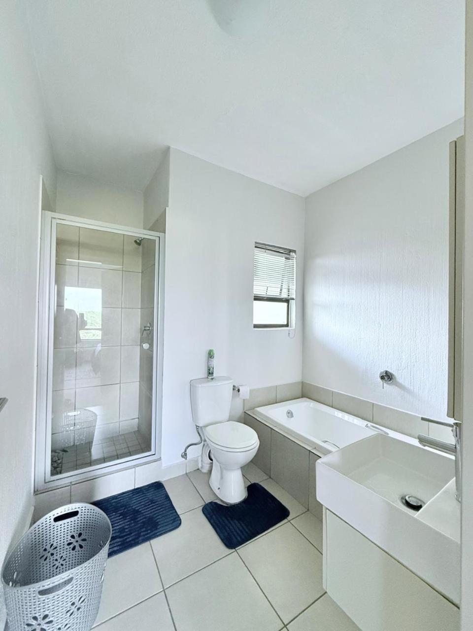 Broadacres apartment-work or play -swimming pool