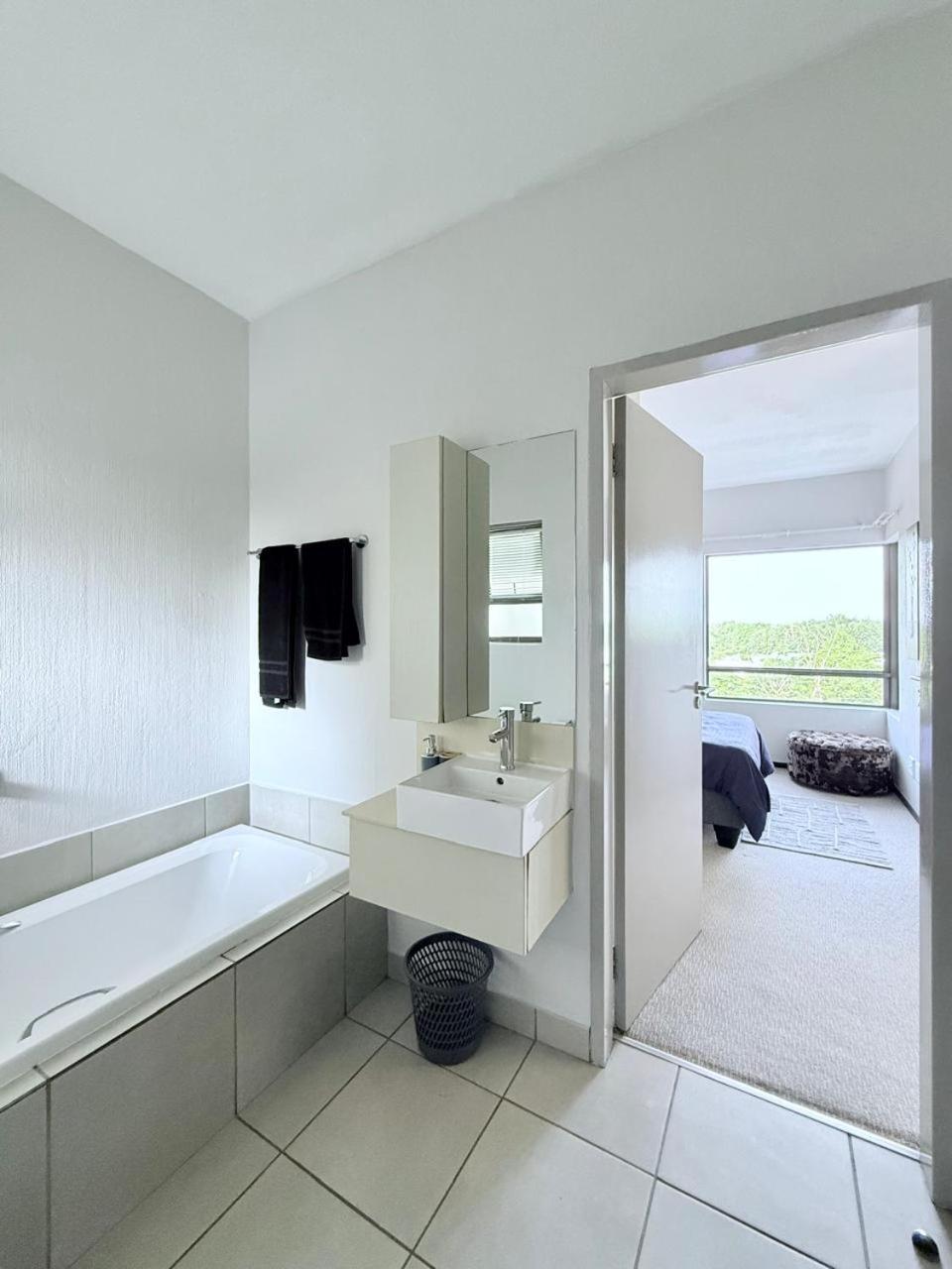 Broadacres apartment-work or play -swimming pool