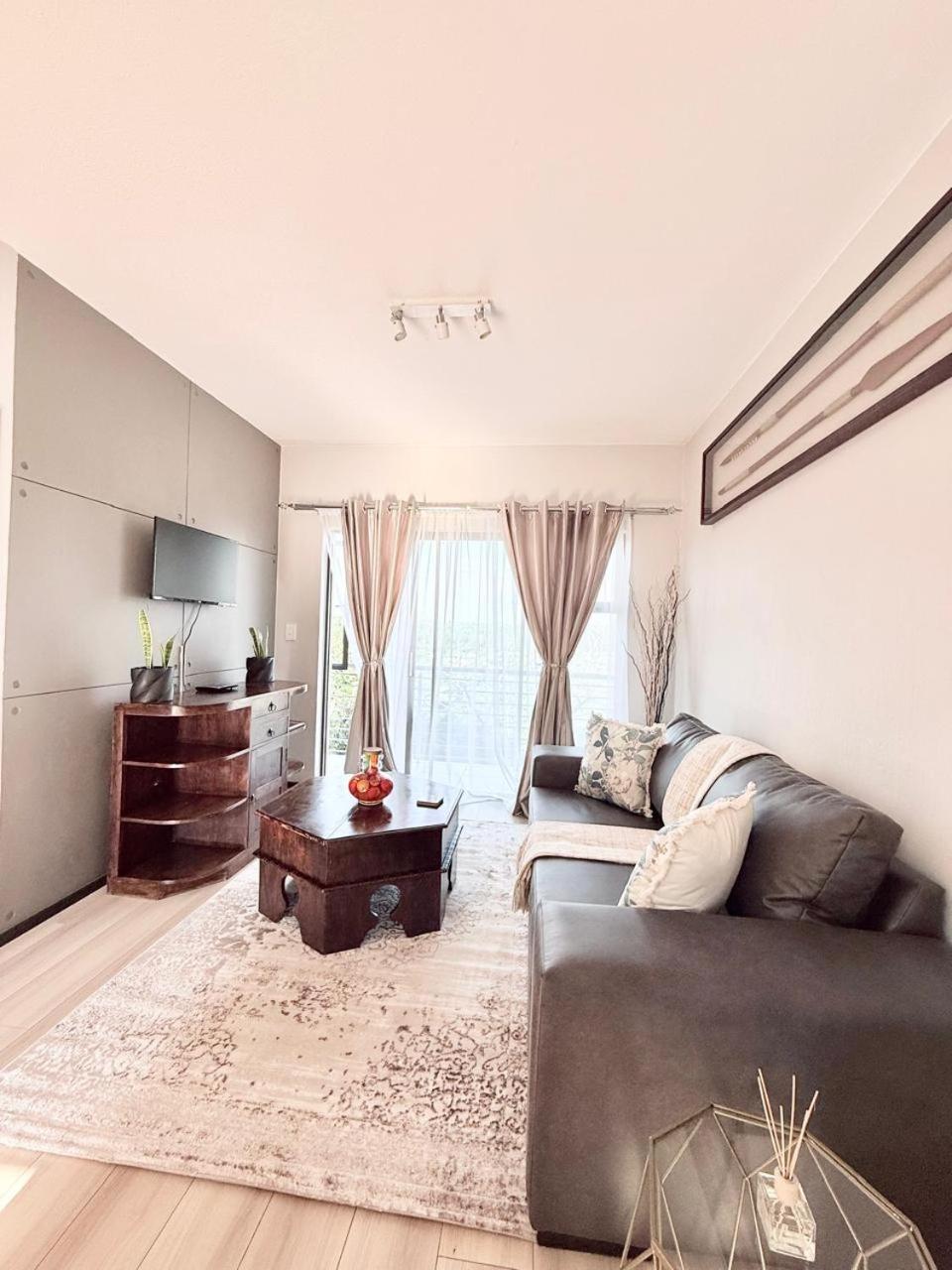 Broadacres apartment-work or play -swimming pool