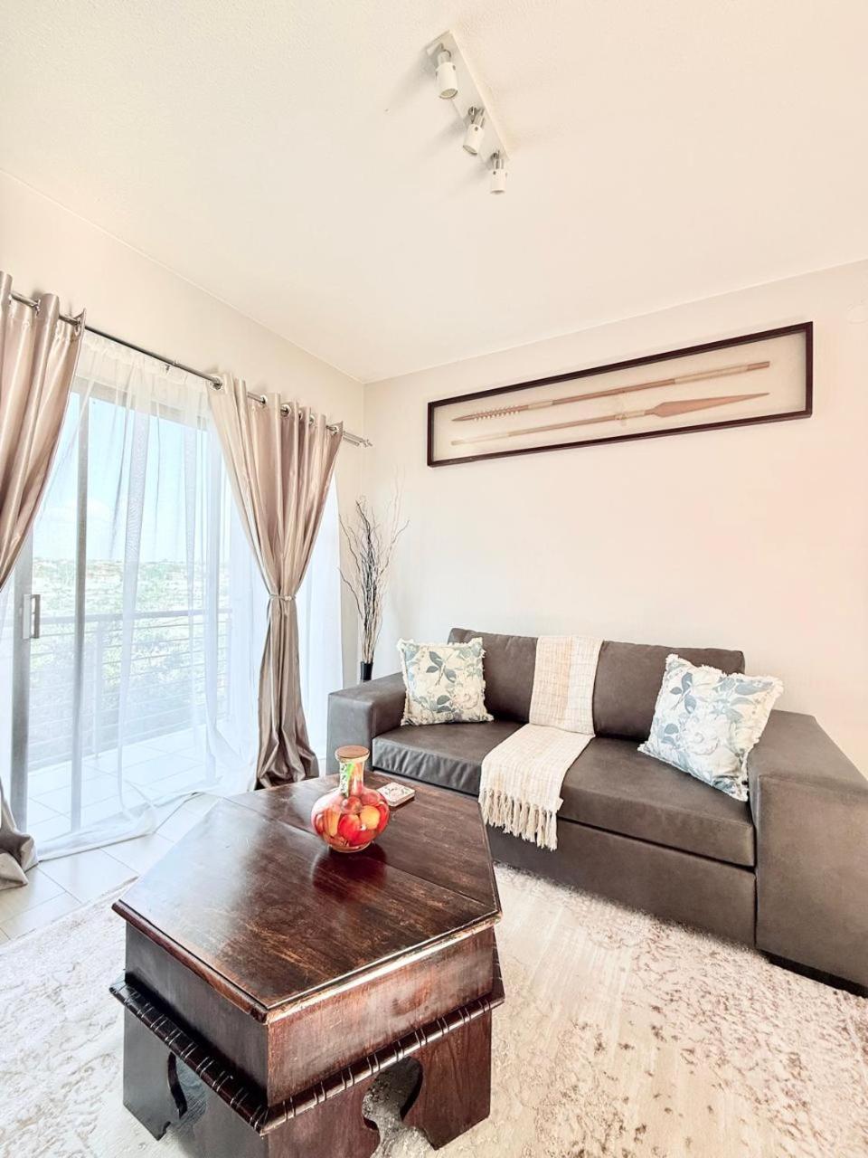 Broadacres apartment-work or play -swimming pool