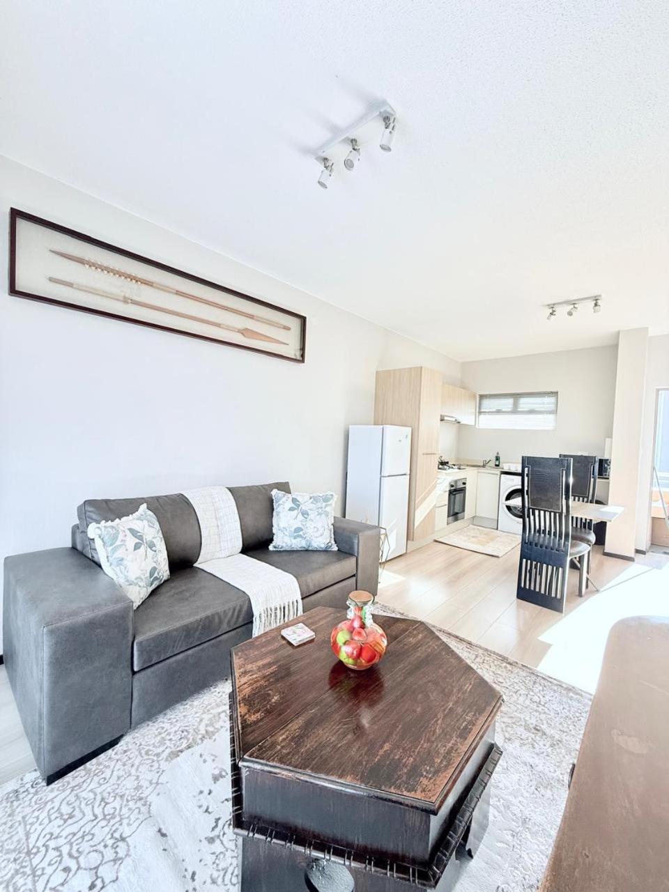 Broadacres apartment-work or play -swimming pool