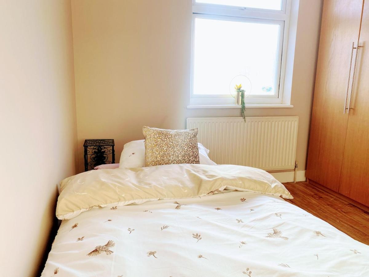 Spacious room in House