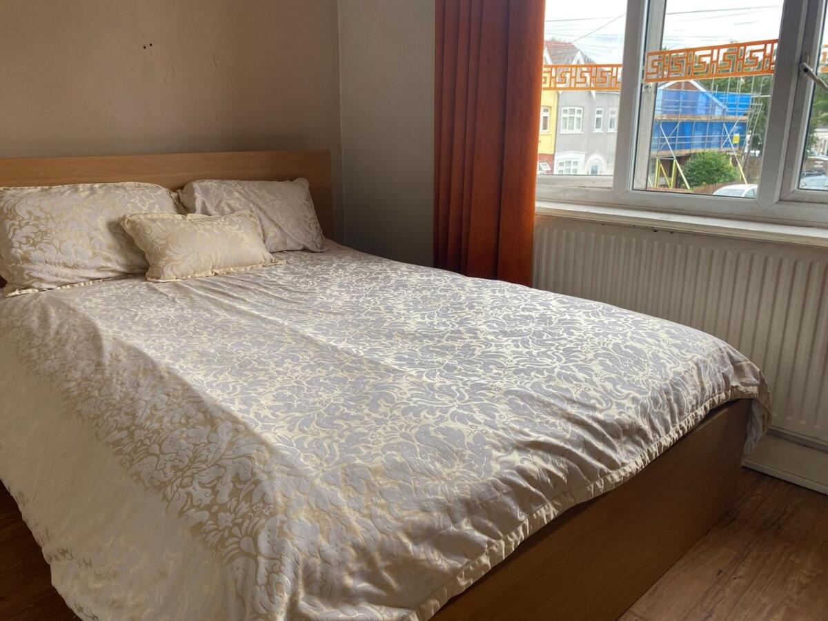 Spacious room in House