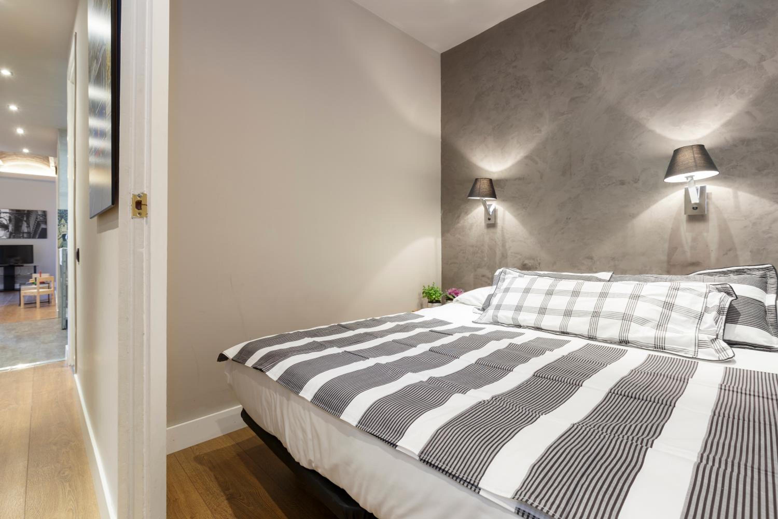 AinB Eixample-Miro Apartments