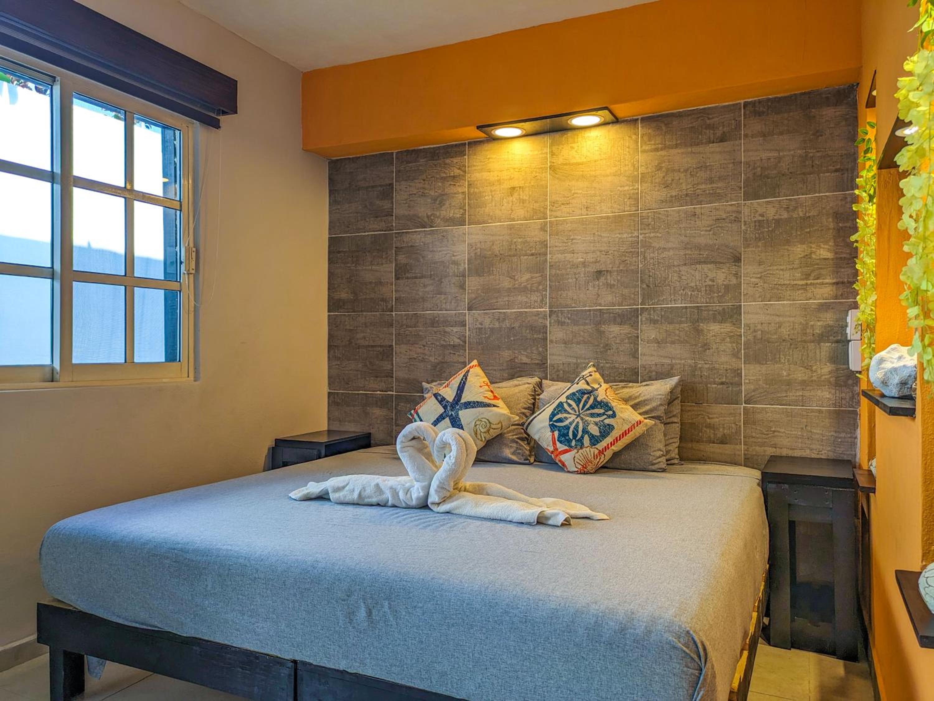 2 Spacious Great Value Units Sleep 8 500m to Beach King Beds Kitchen AC Fast WiFi 1A2A