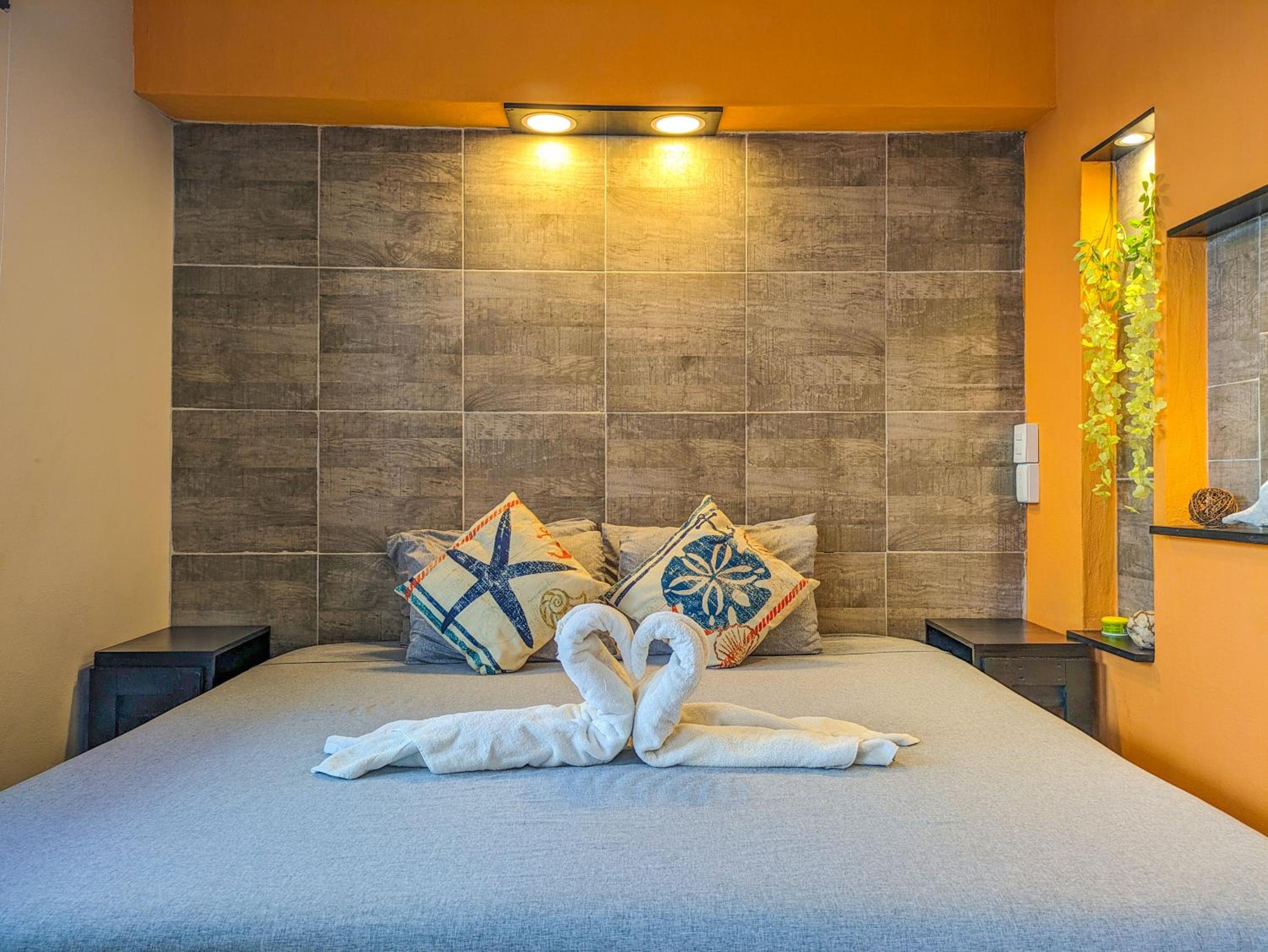 2 Spacious Great Value Units Sleep 8 500m to Beach King Beds Kitchen AC Fast WiFi 1A2A