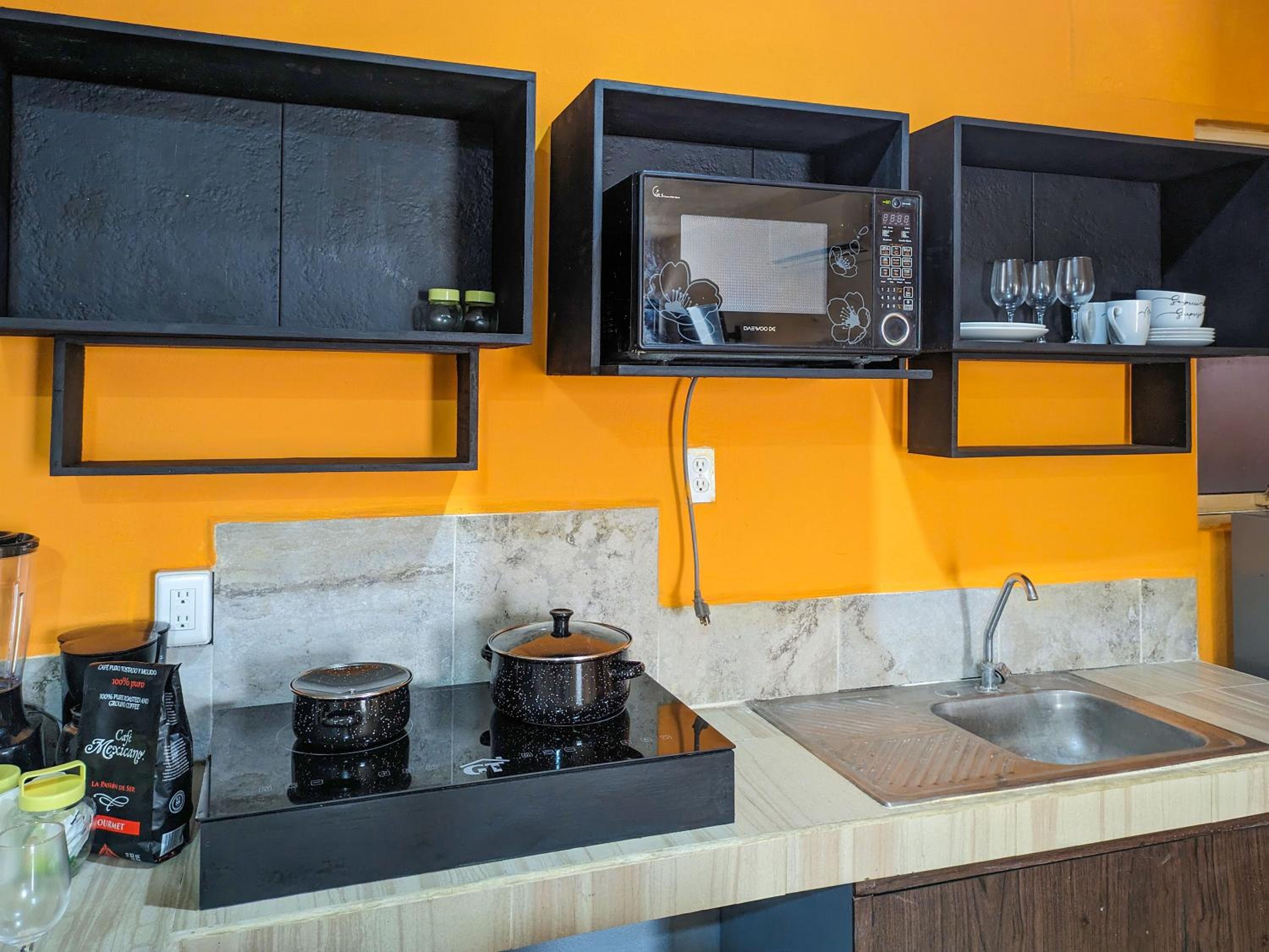 2 Spacious Great Value Units Sleep 8 500m to Beach King Beds Kitchen AC Fast WiFi 1A2A