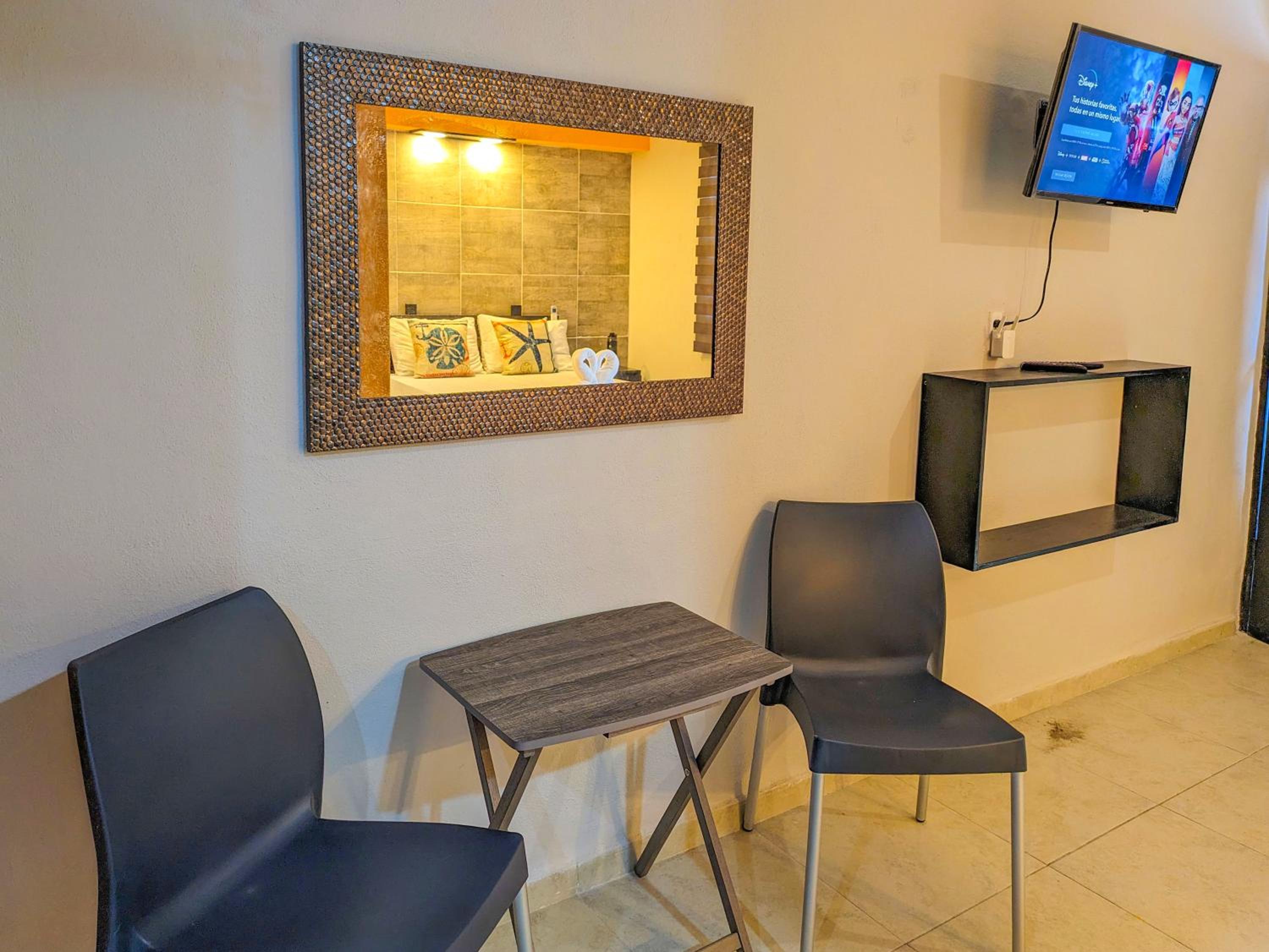 2 Spacious Great Value Units Sleep 8 500m to Beach King Beds Kitchen AC Fast WiFi 1A2A