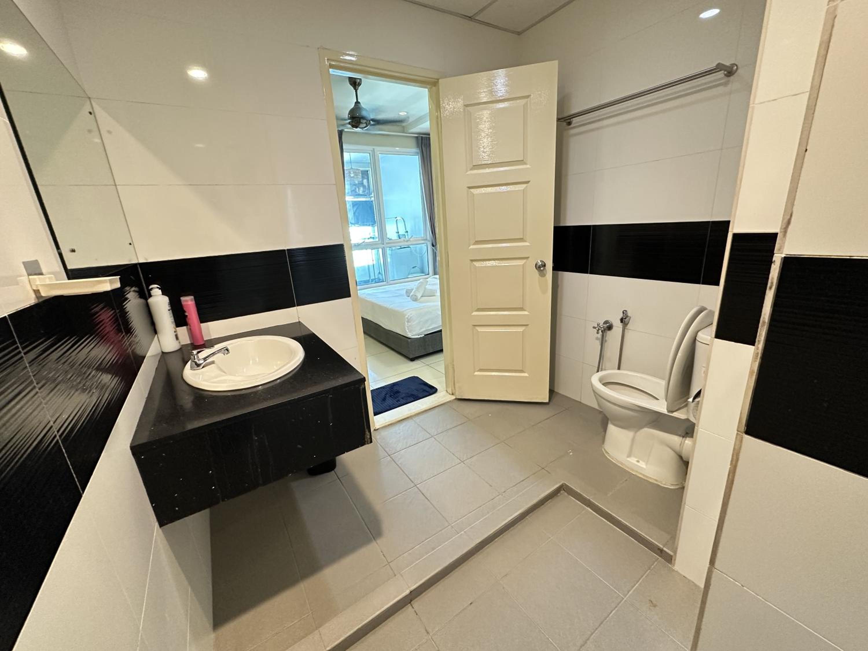 High-Floor Seaview Modern Suite 2BR Condo Next to Gurney & Georgetown Mansion one 26