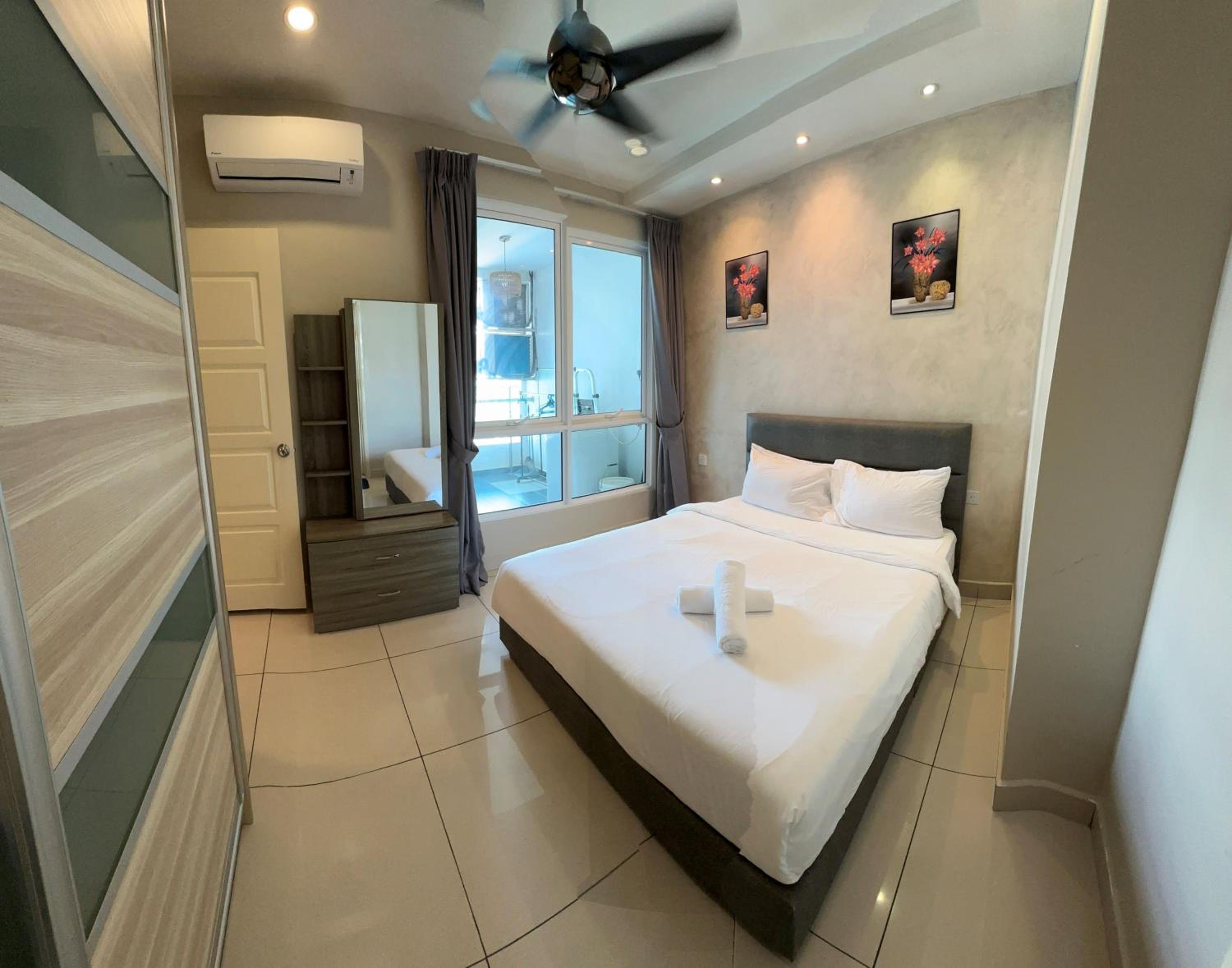 High-Floor Seaview Modern Suite 2BR Condo Next to Gurney & Georgetown Mansion one 26