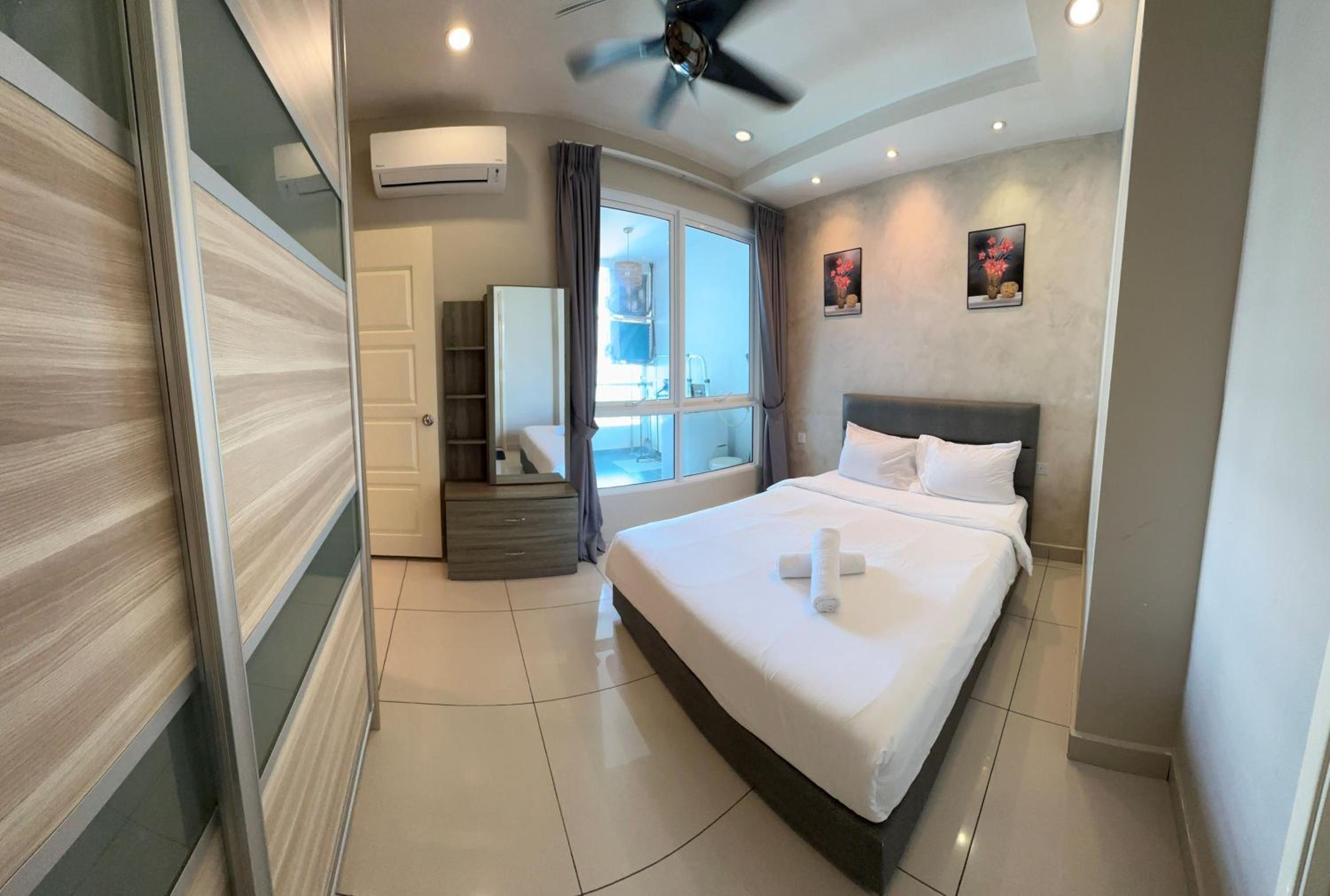 High-Floor Seaview Modern Suite 2BR Condo Next to Gurney & Georgetown Mansion one 26