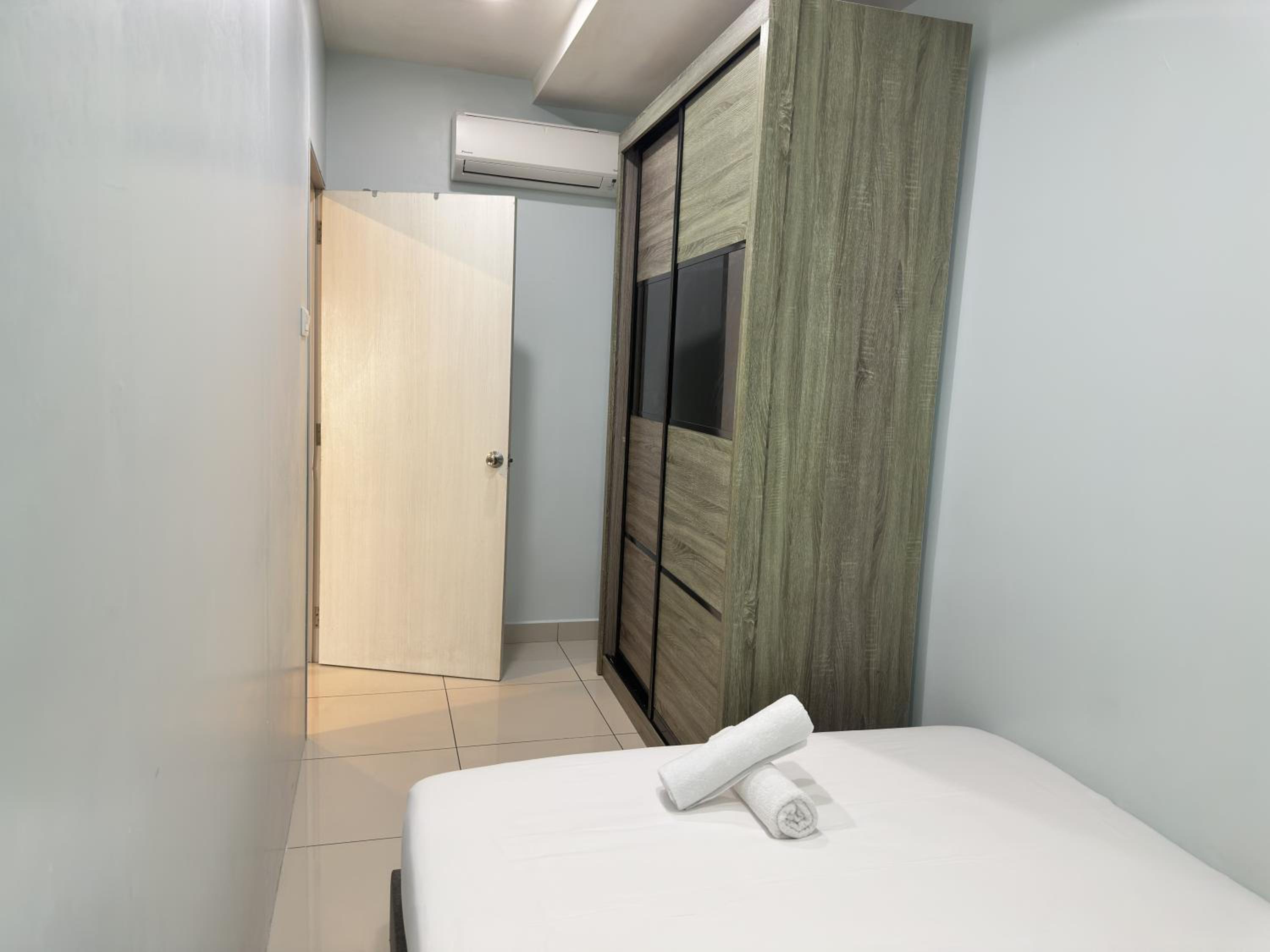 High-Floor Seaview Modern Suite 2BR Condo Next to Gurney & Georgetown Mansion one 26