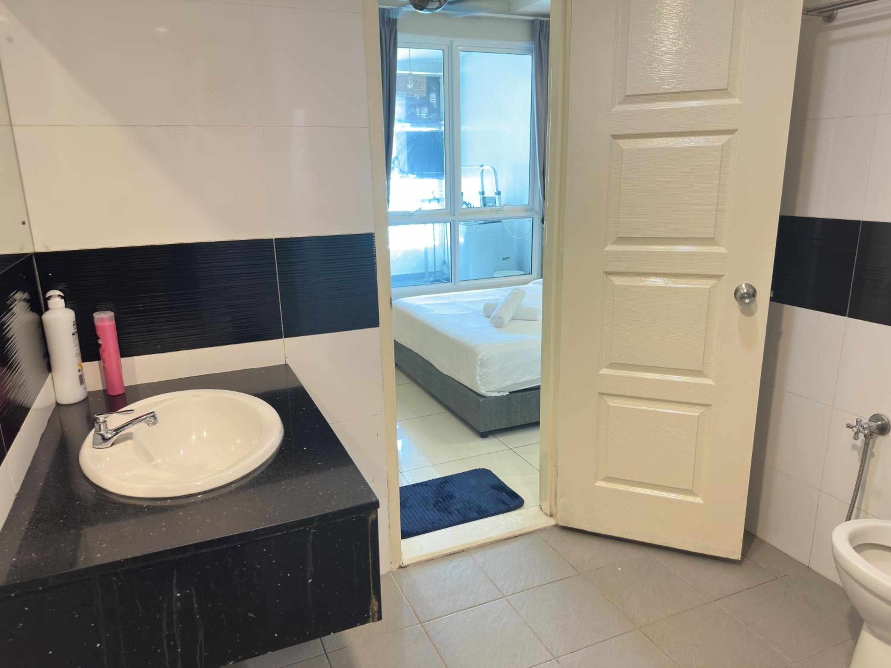 High-Floor Seaview Modern Suite 2BR Condo Next to Gurney & Georgetown Mansion one 26