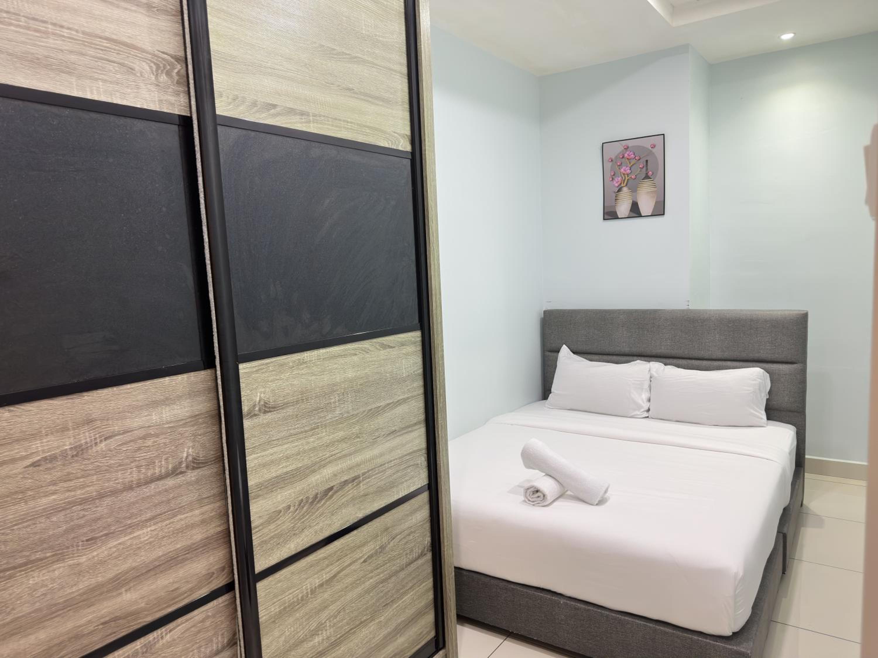 High-Floor Seaview Modern Suite 2BR Condo Next to Gurney & Georgetown Mansion one 26