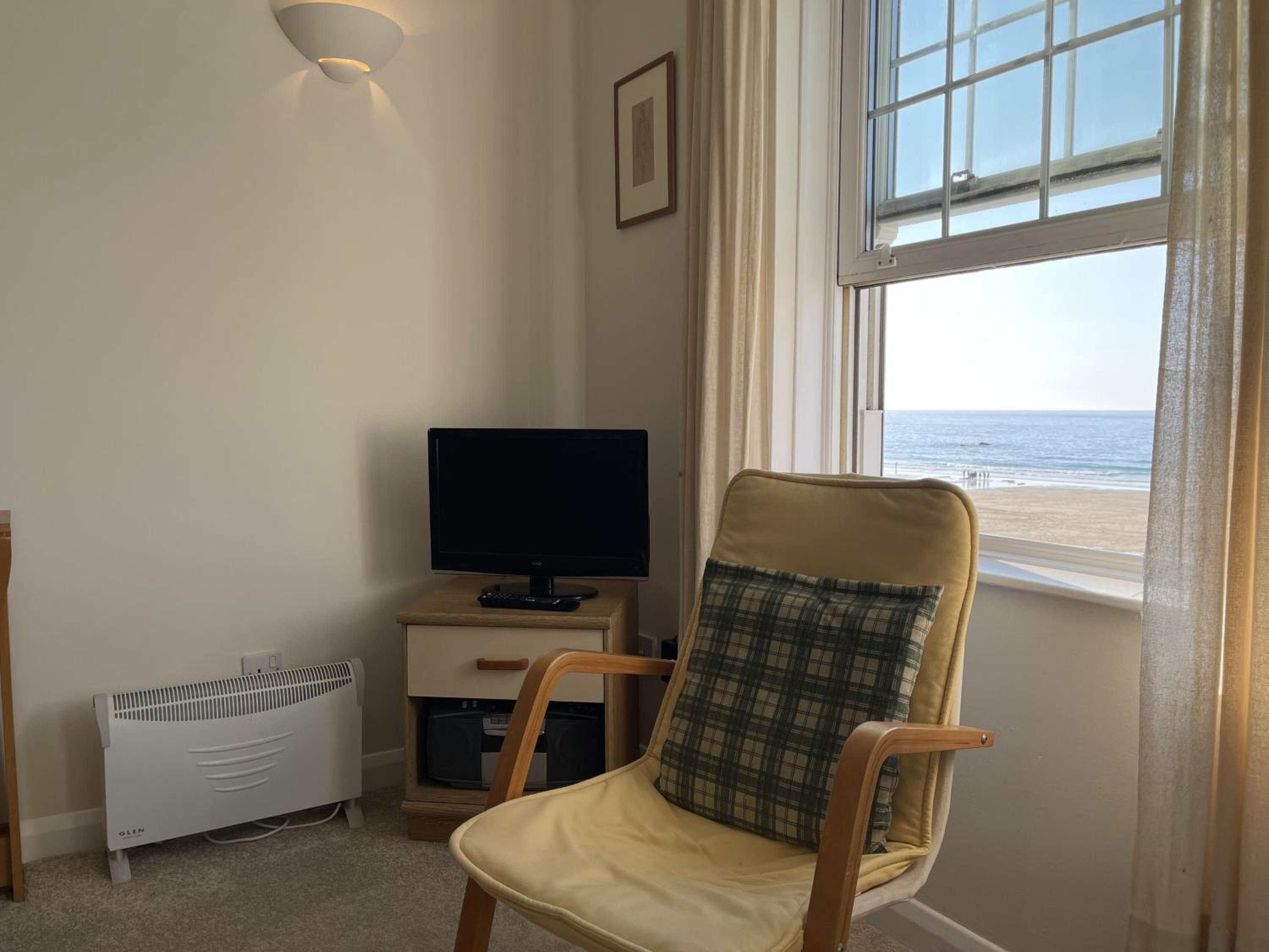 4 Crusoes - beachside apartment
